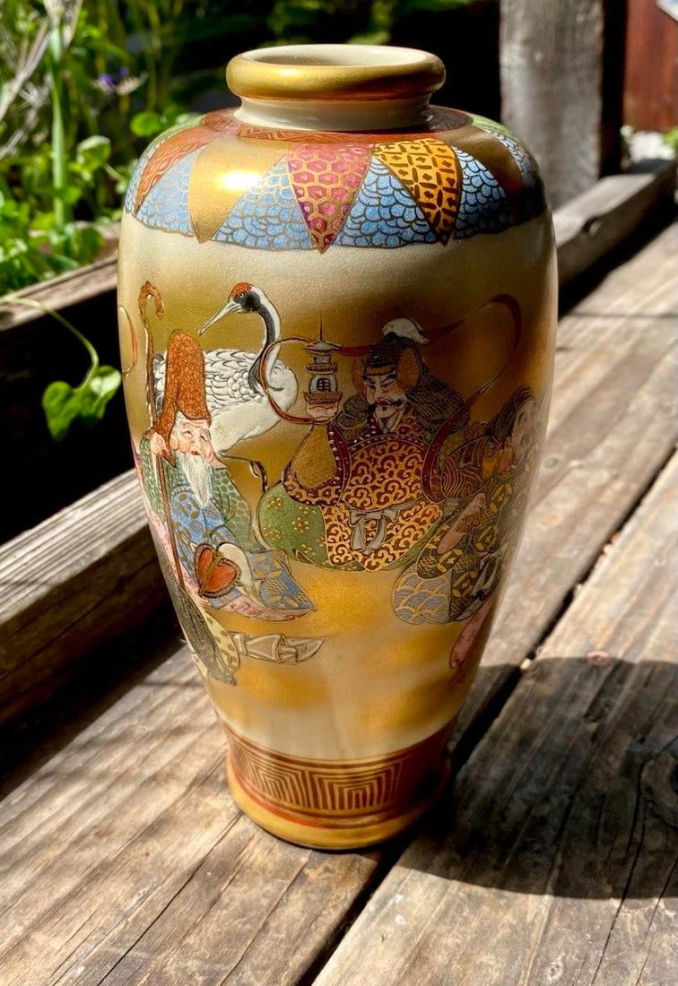 Pair of Antique Japanese Satsuma KÅzan Vases Depicting the Seven Lucky Gods (Shichifukujin) - 13