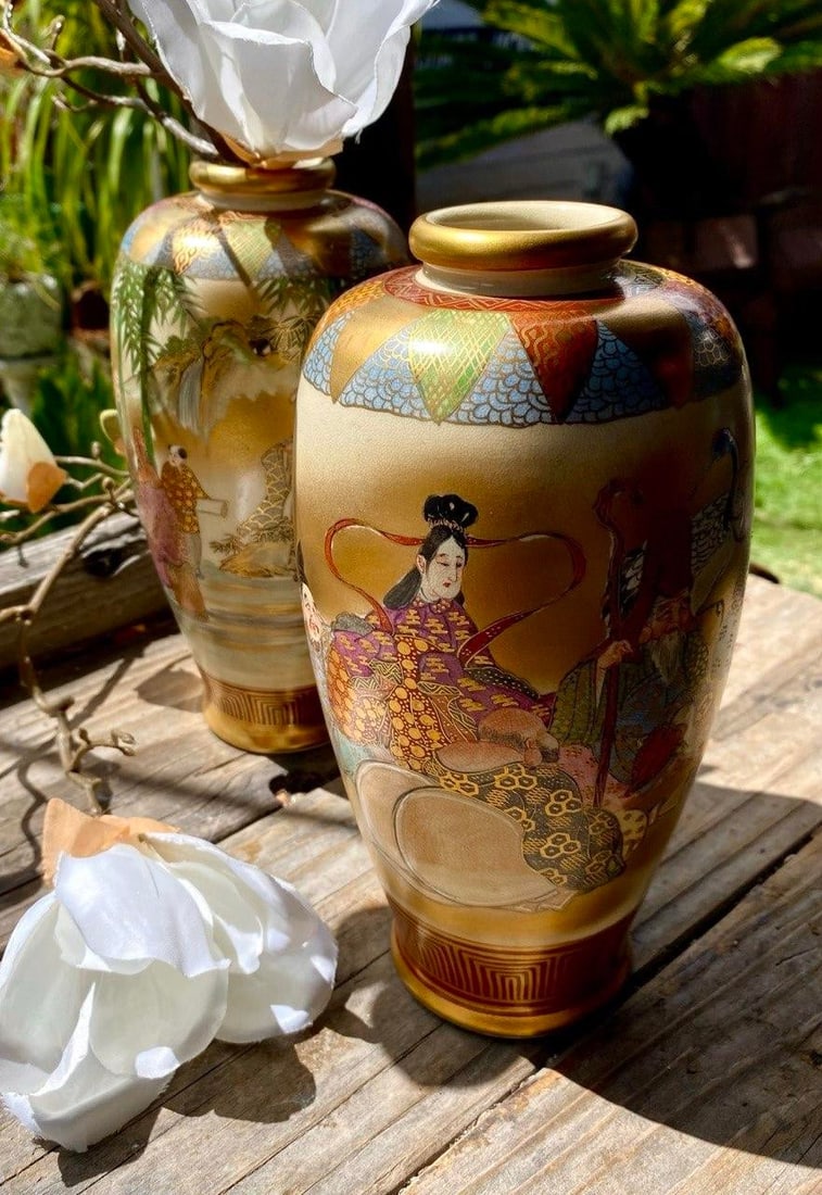 Pair of Antique Japanese Satsuma KÅzan Vases Depicting the Seven Lucky Gods (Shichifukujin) - 2