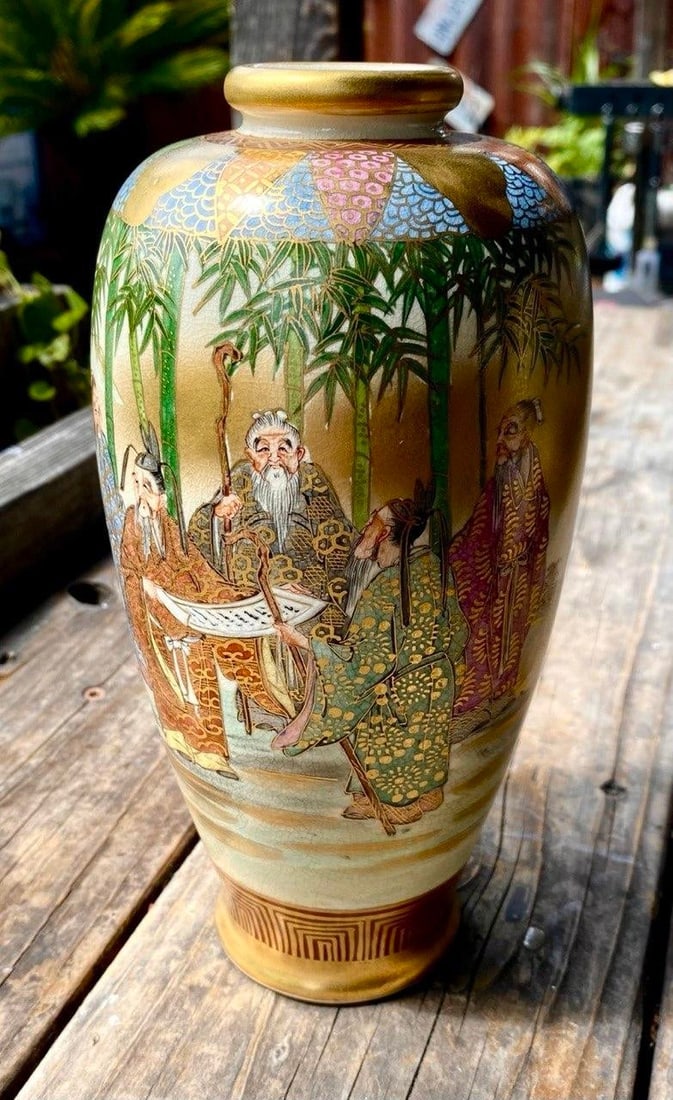 Pair of Antique Japanese Satsuma KÅzan Vases Depicting the Seven Lucky Gods (Shichifukujin) - 4