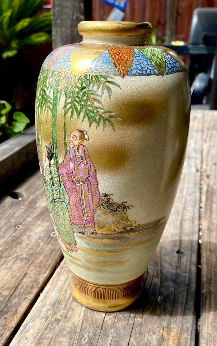 Pair of Antique Japanese Satsuma KÅzan Vases Depicting the Seven Lucky Gods (Shichifukujin) - 8