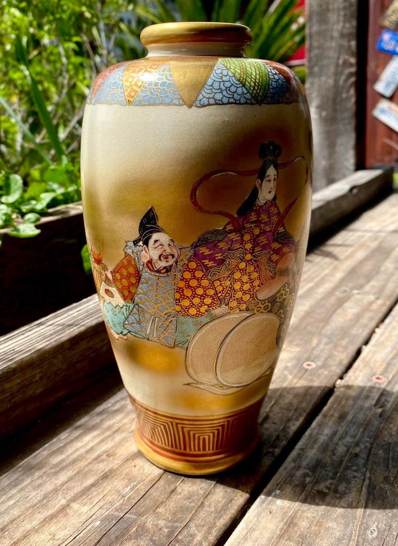Pair of Antique Japanese Satsuma KÅzan Vases Depicting the Seven Lucky Gods (Shichifukujin) - 9