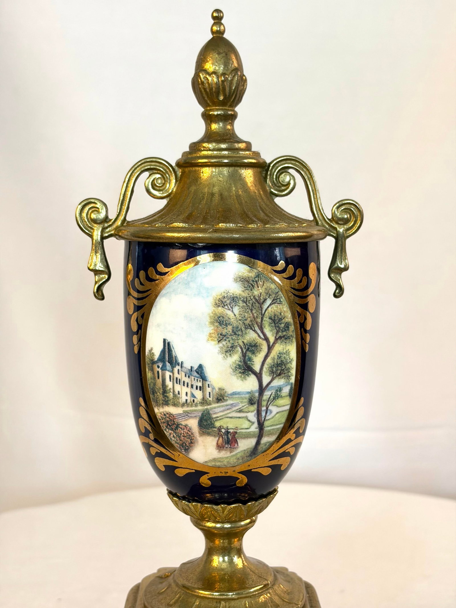 Vintage Italian Sèvres Style Hand-Painted Porcelain Urn With Ormolu Mounts - 3