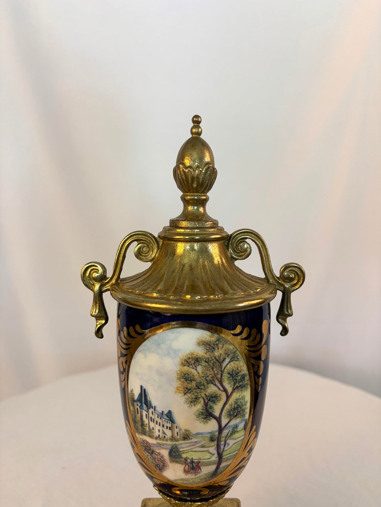 Vintage Italian Sèvres Style Hand-Painted Porcelain Urn With Ormolu Mounts - 4