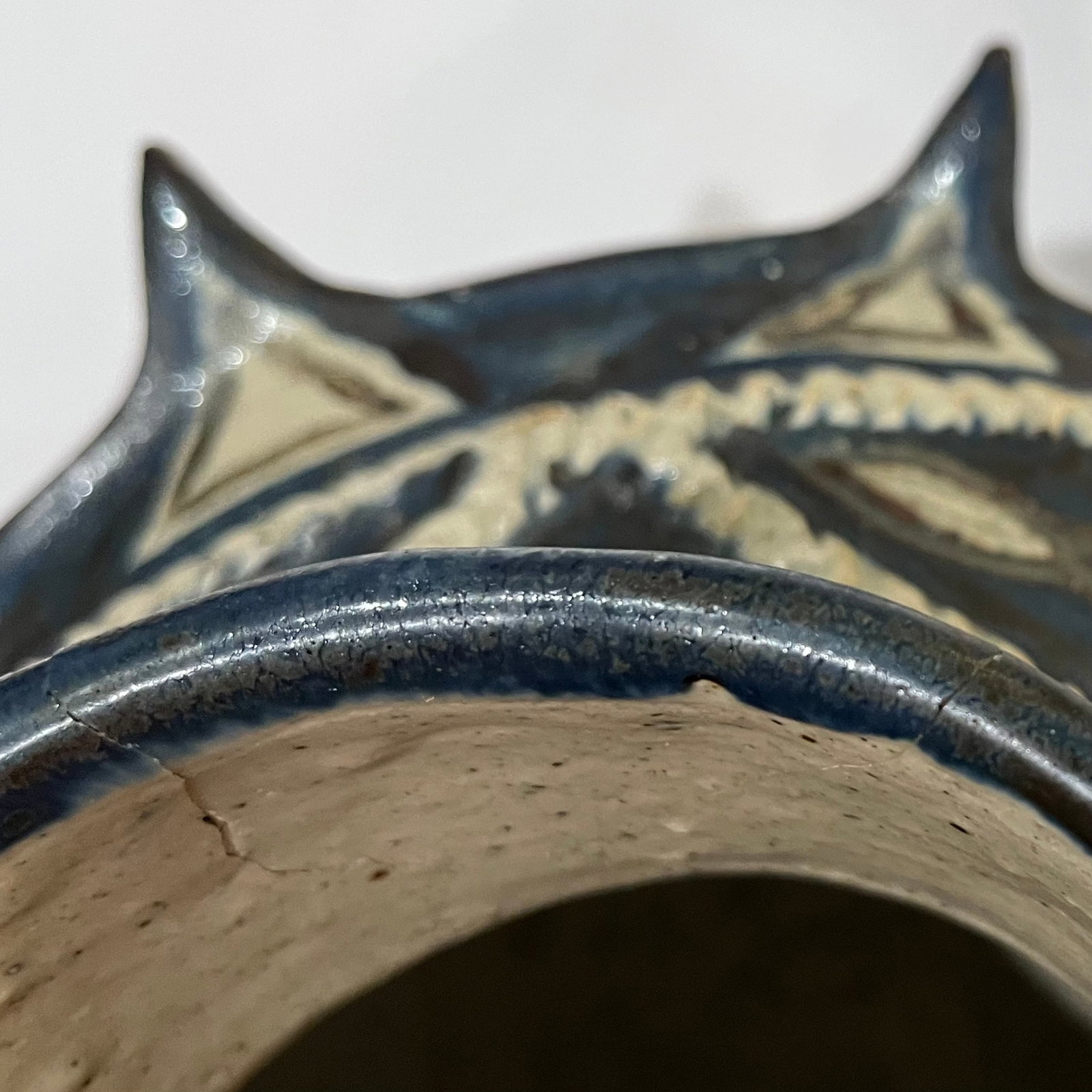 1970'a South African Rorke's Drift Stoneware Pottery Vessel by Dinah Molefe - 10