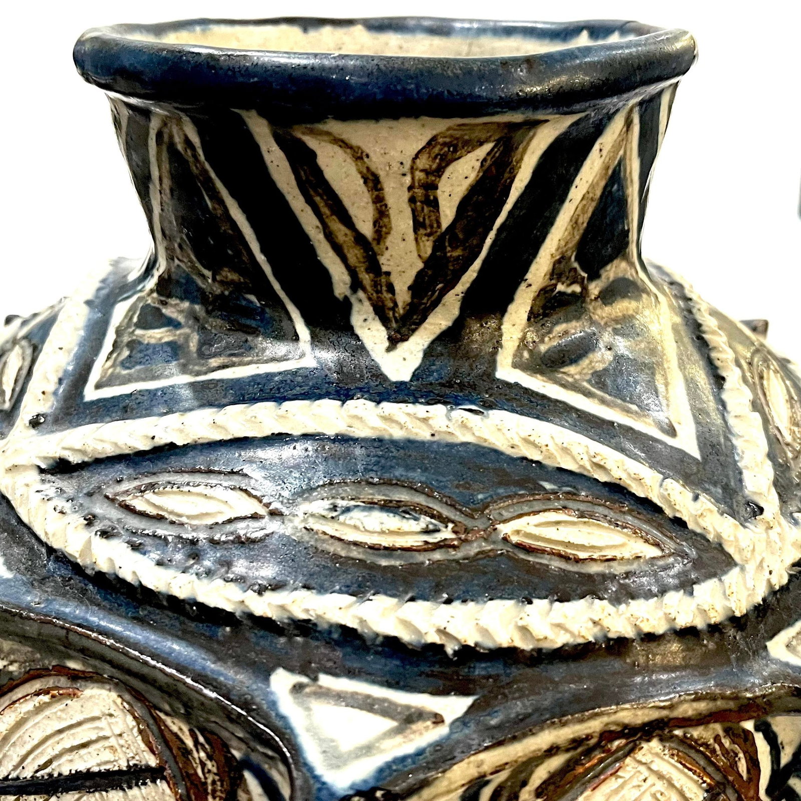 1970'a South African Rorke's Drift Stoneware Pottery Vessel by Dinah Molefe - 2