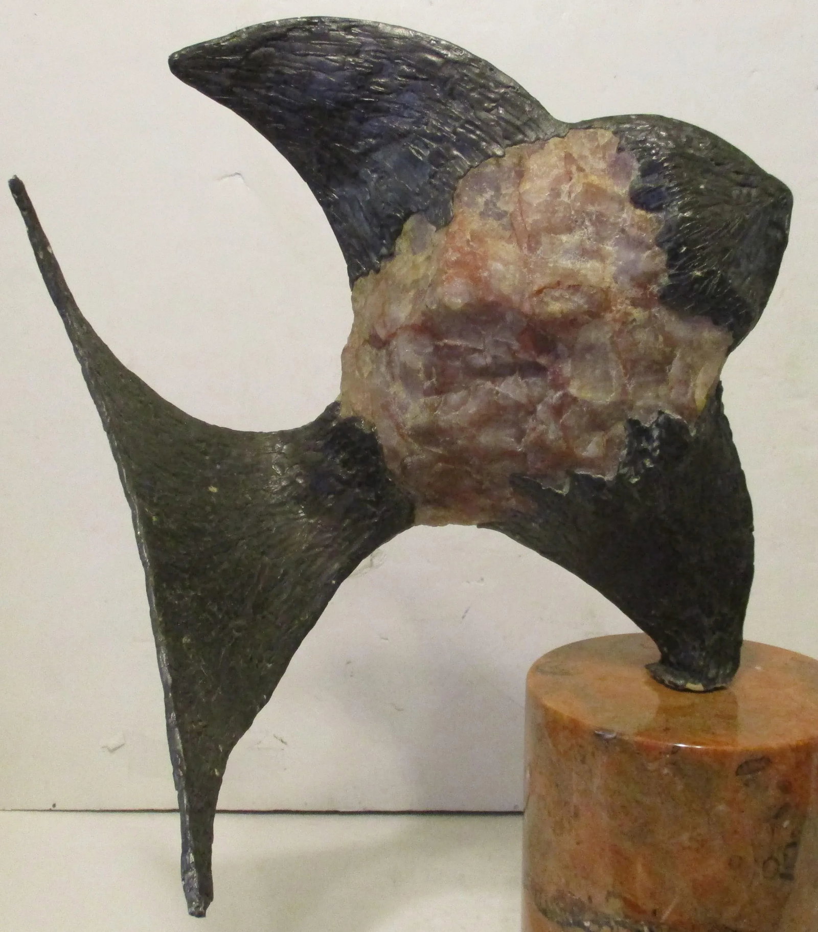 Vintage Brutalist Rose Crystal Quartz and Bronze Fish Sculpture on Marble Pedestal Base - 7