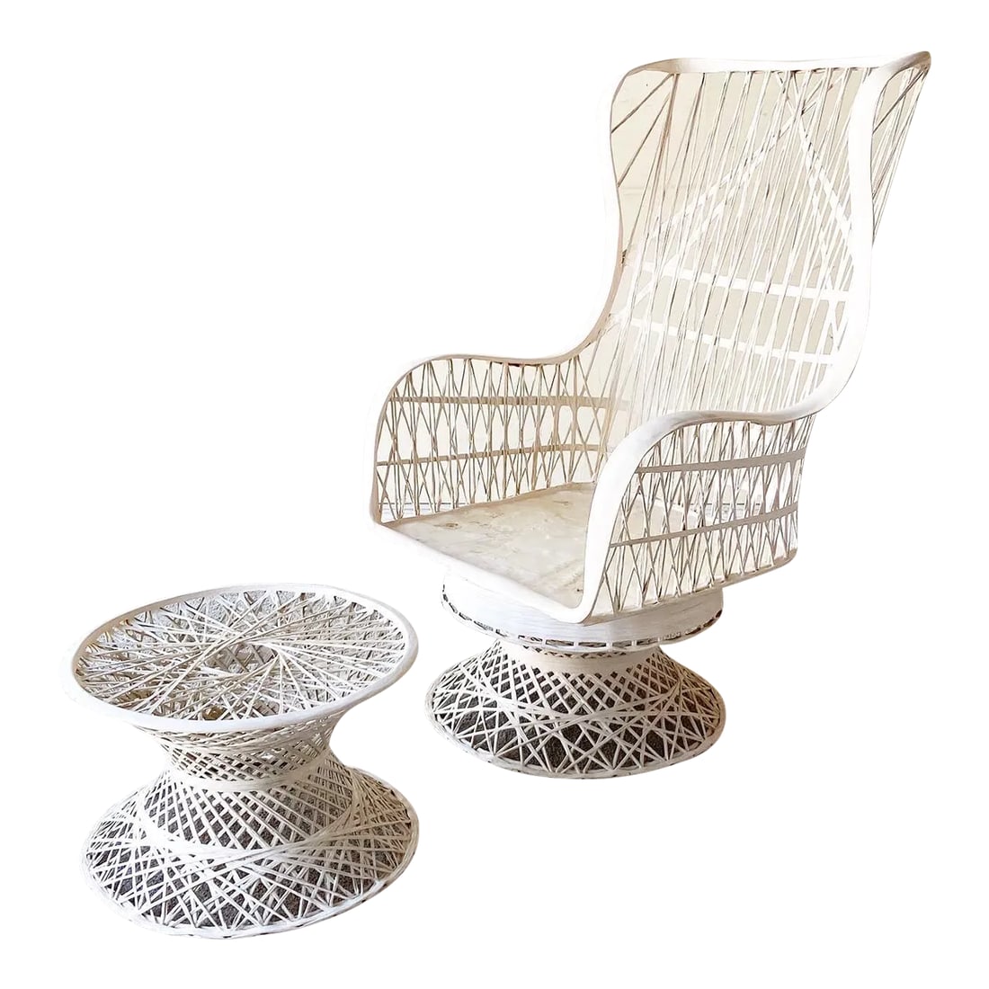 Mid Century Modern Spun Fiberglass Lounge Chair & Ottoman: Amazing vintage mid century modern Russell Woodard spun fiberglass lounge chair with ottoman/footrest. Features a fantastic woven build with an off white finish. Footrest dimensions: 21x21x13h