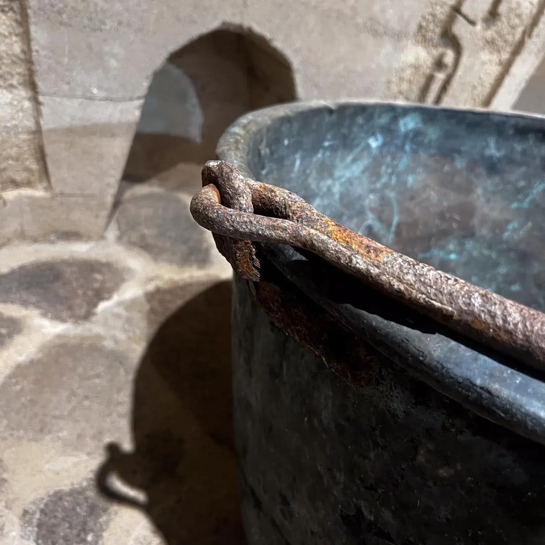 1900s Antique Patinated Copper Bucket Pot Jardiniere Iron Handle - 2