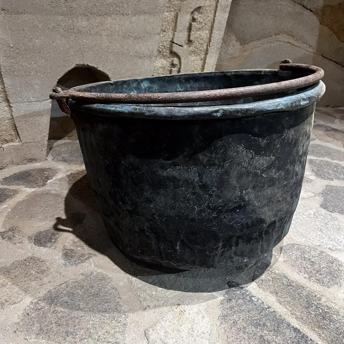 1900s Antique Patinated Copper Bucket Pot Jardiniere Iron Handle - 3