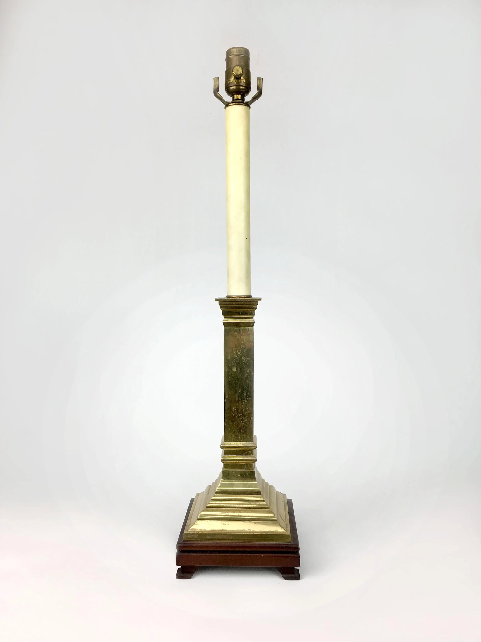 1970s Traditional Estate Brass Square Table Lamp - 2