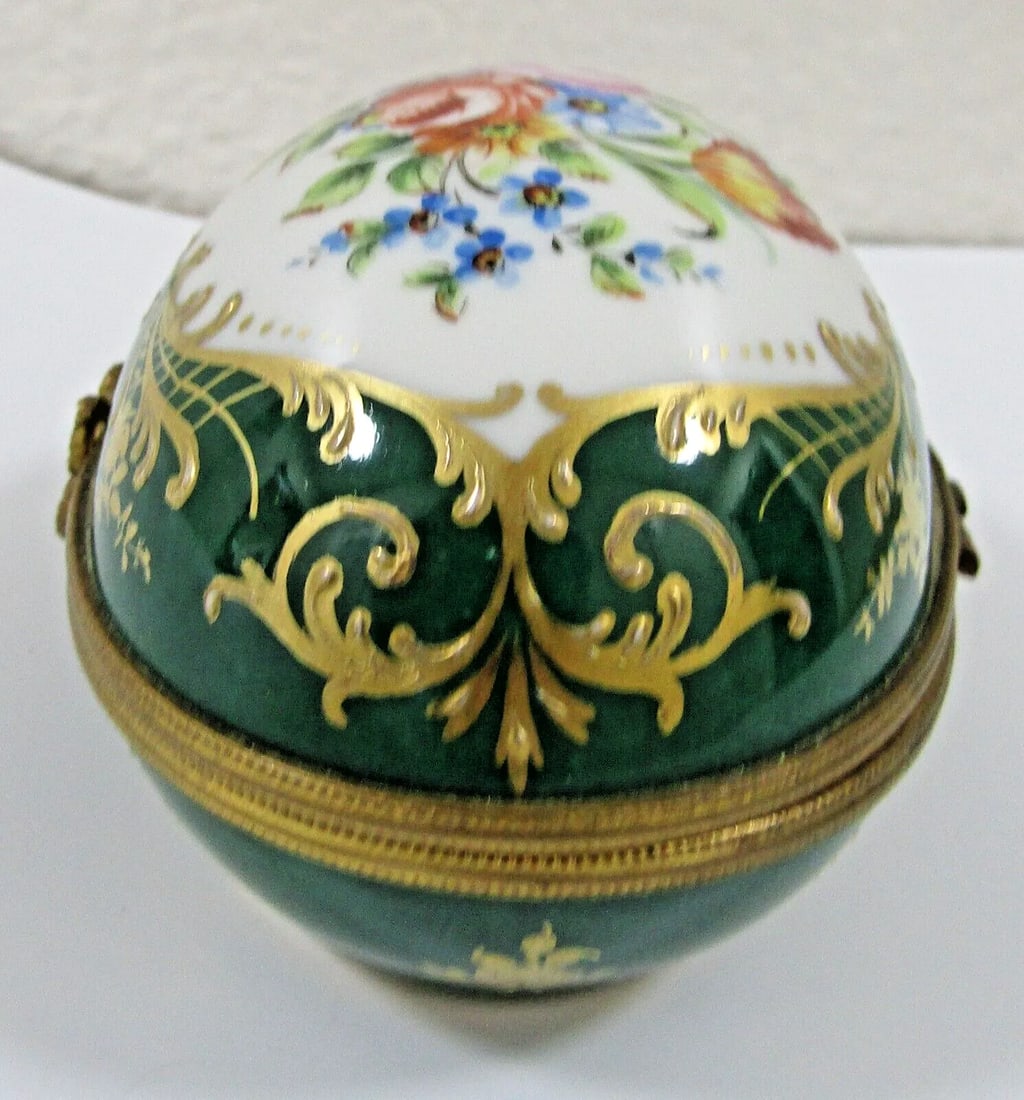 1950s Le Tallec Porcelain Egg Shaped Box with Flowers and Raised Gold Gilding - 4