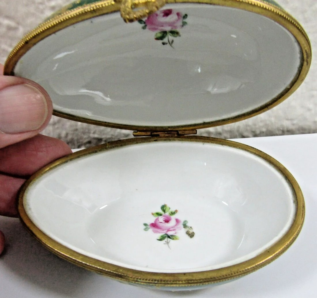 1950s Le Tallec Porcelain Egg Shaped Box with Flowers and Raised Gold Gilding - 9