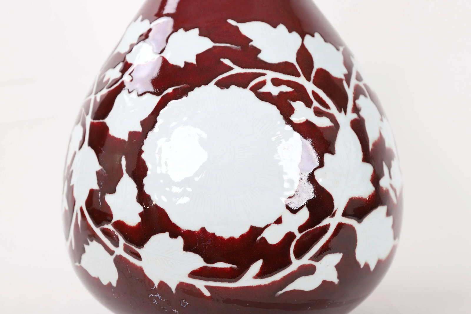 20th-Century Chinese Red-Glazed Vase With White Inscribed Flowers - 10