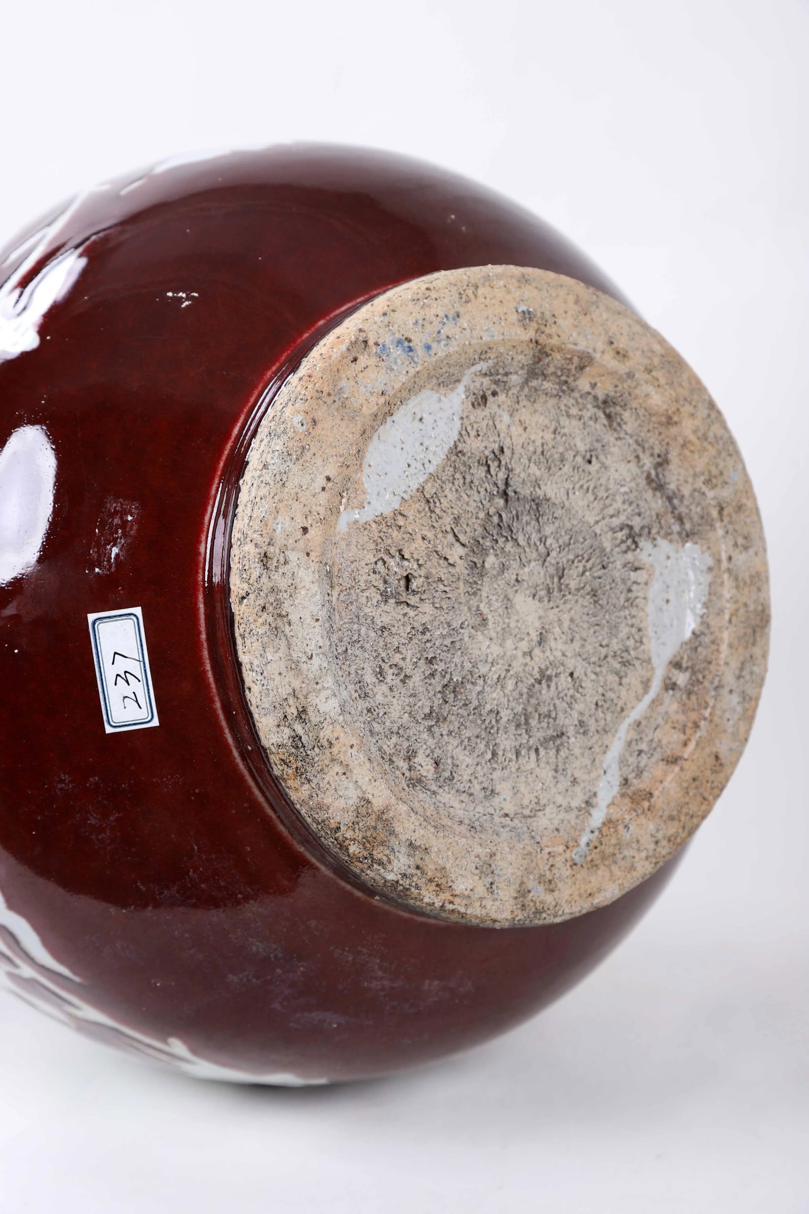 20th-Century Chinese Red-Glazed Vase With White Inscribed Flowers - 8