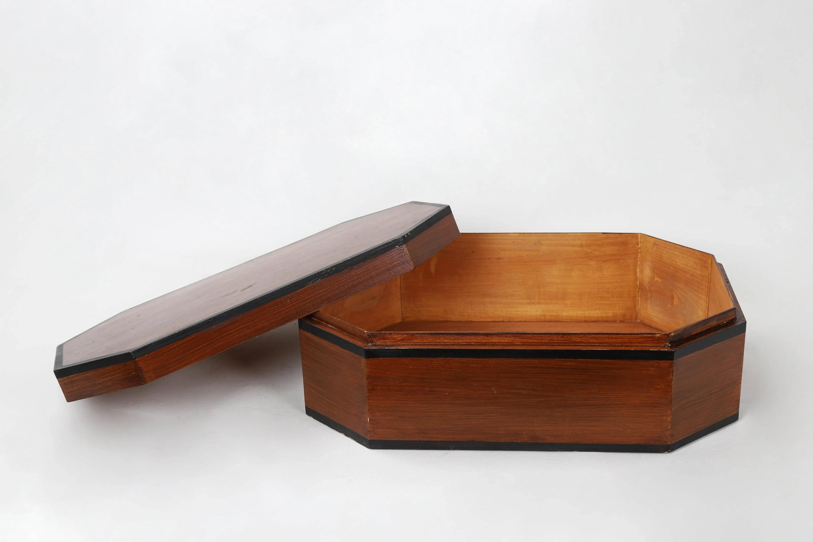 20th Century Traditional Oblong Octagonal Wooden Box With Lid - 4