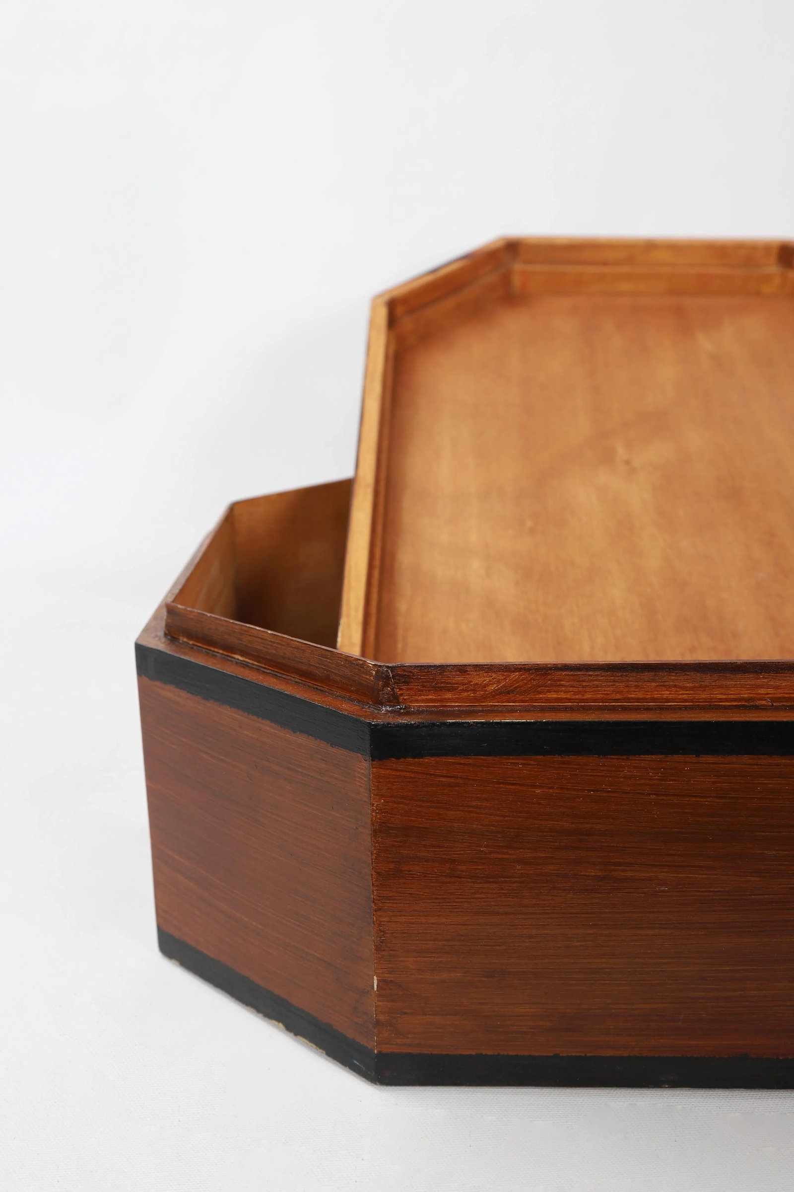 20th Century Traditional Oblong Octagonal Wooden Box With Lid - 6