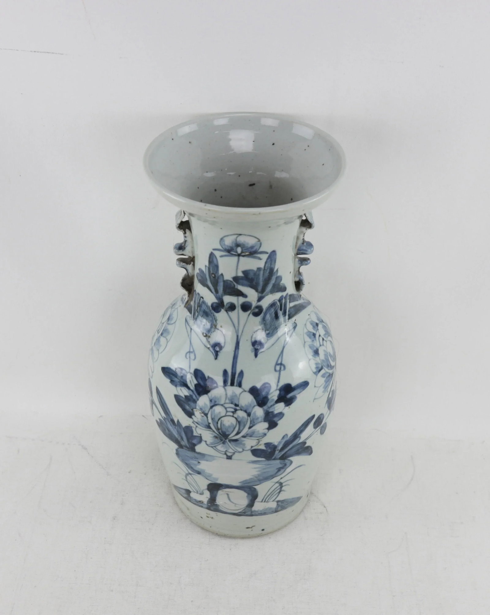 Chinese Mid-Qing Dynasty Blue and White Porcelain Vase - 2