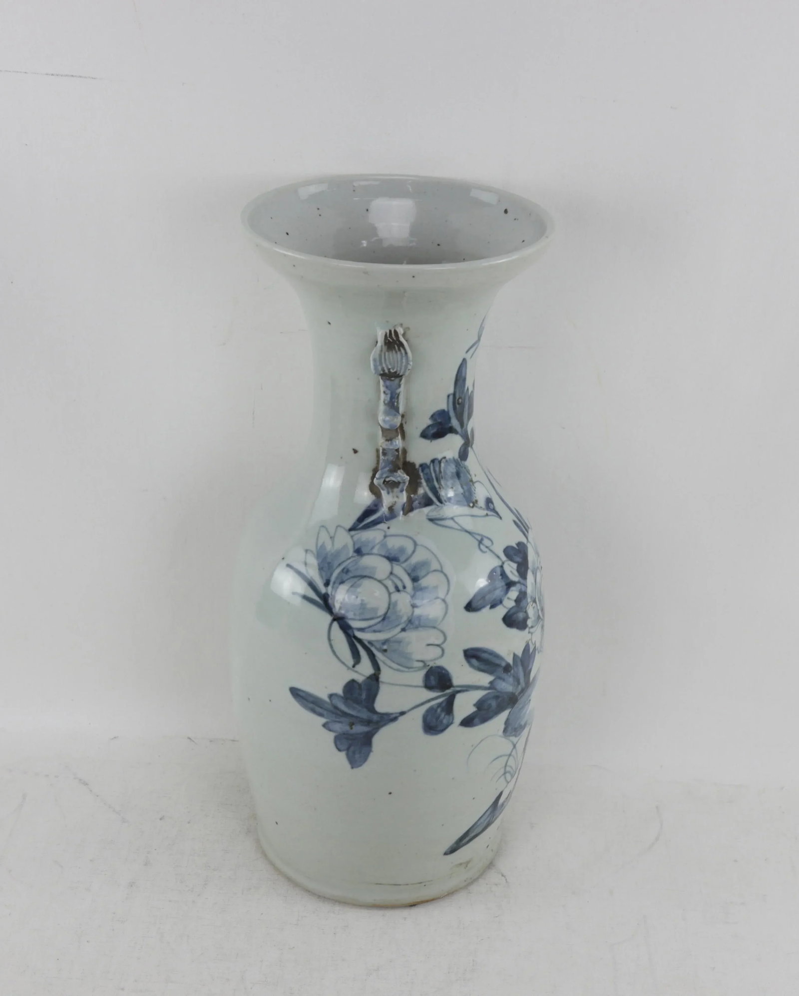 Chinese Mid-Qing Dynasty Blue and White Porcelain Vase - 3