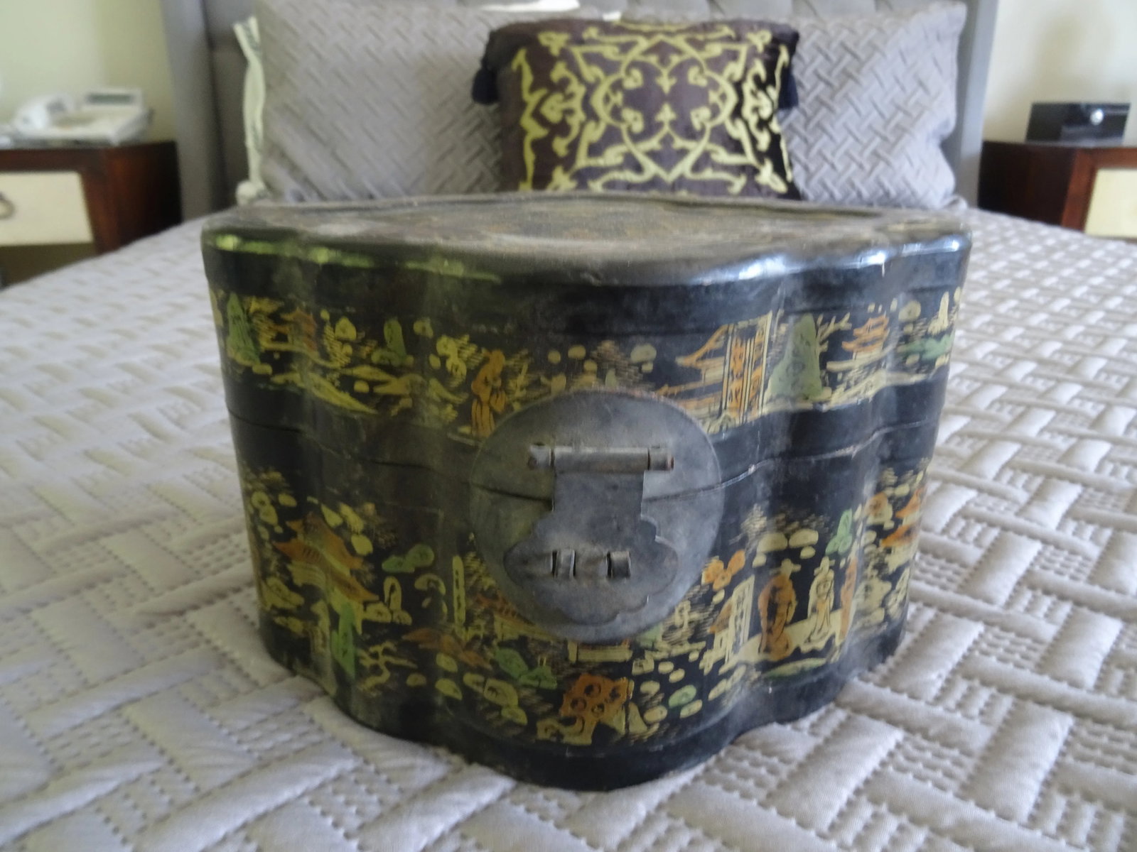 Early 20th Century Vintage Chinese Covered Scalloped Shape Box - 2
