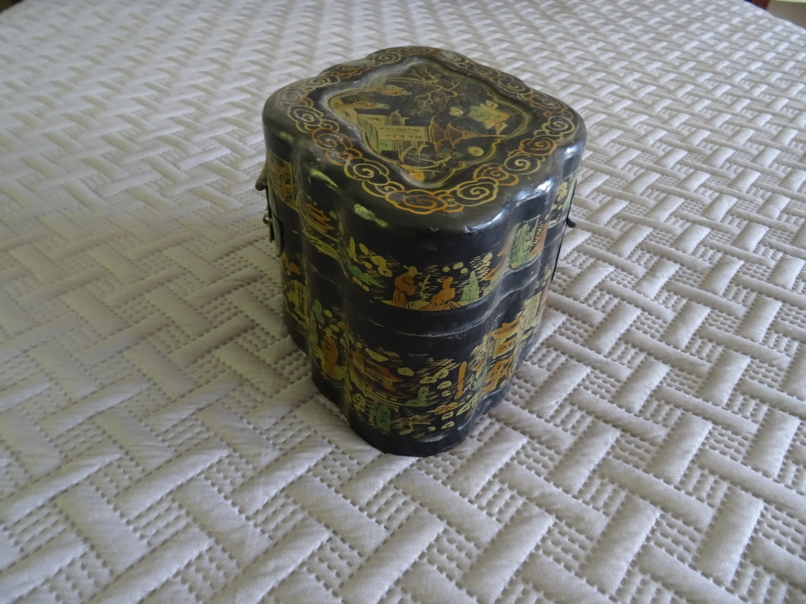 Early 20th Century Vintage Chinese Covered Scalloped Shape Box - 3