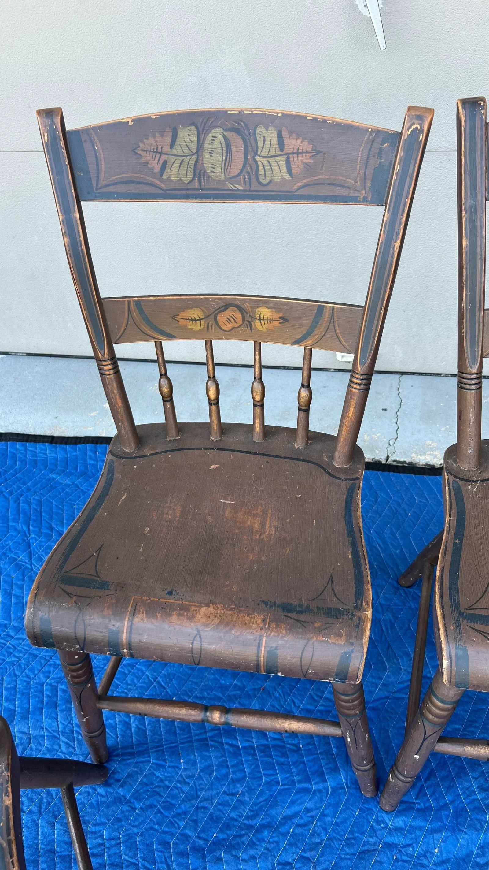 Set of 4 Paint Decorated Plank Seat Chairs, Pennsylvania, Circa 1850's - 3