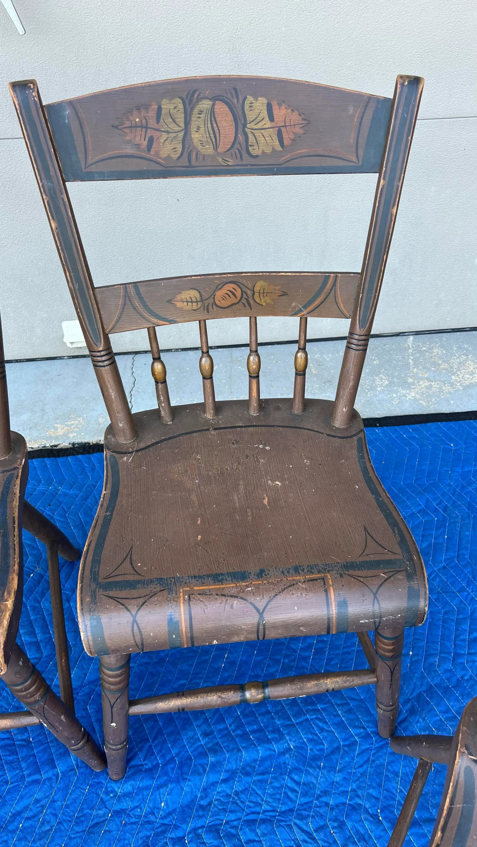 Set of 4 Paint Decorated Plank Seat Chairs, Pennsylvania, Circa 1850's - 4