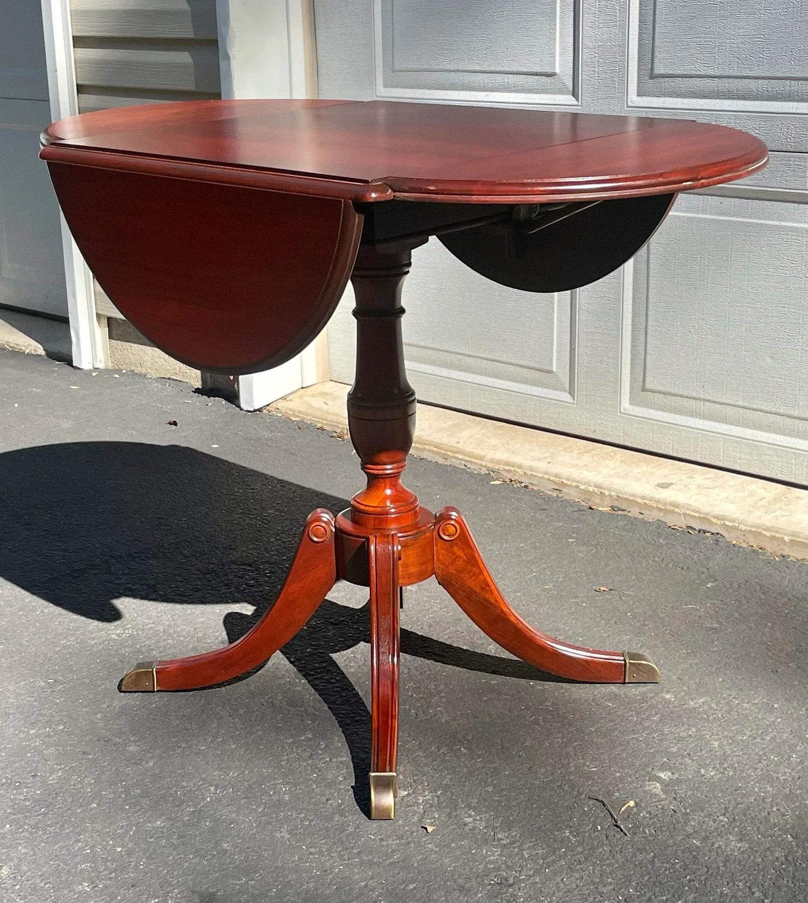 Vintage Mahogany Cloverleaf Pembroke Table - 3