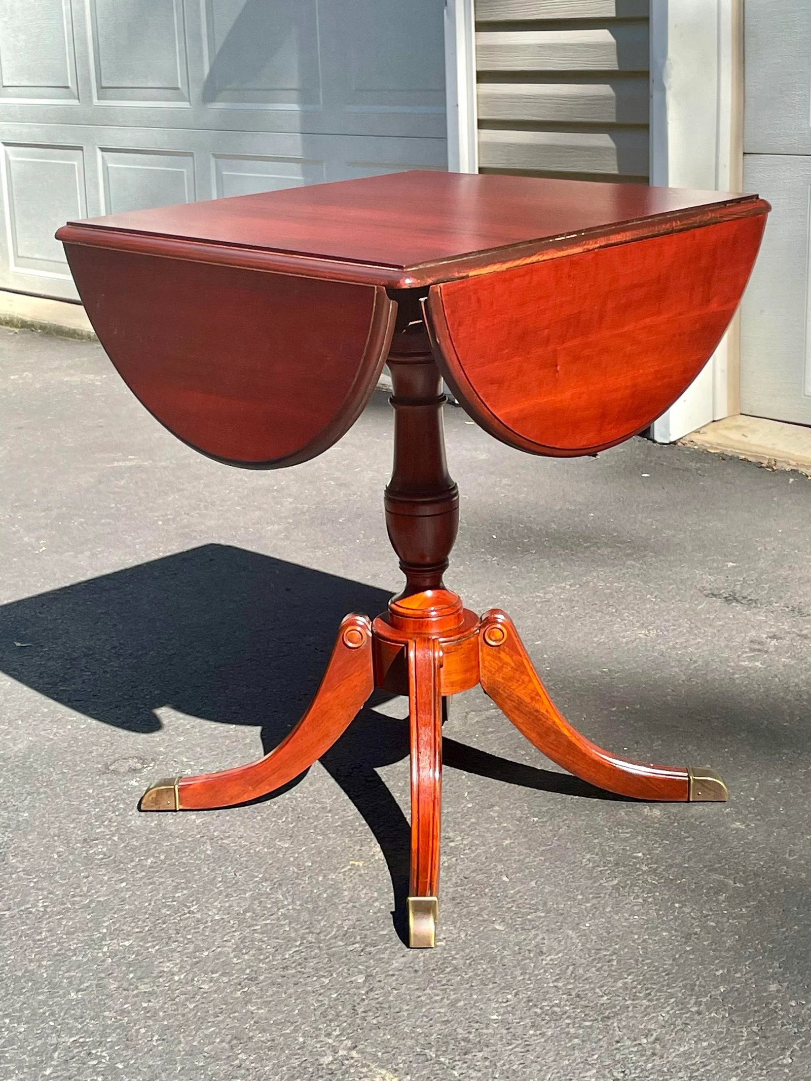 Vintage Mahogany Cloverleaf Pembroke Table - 7