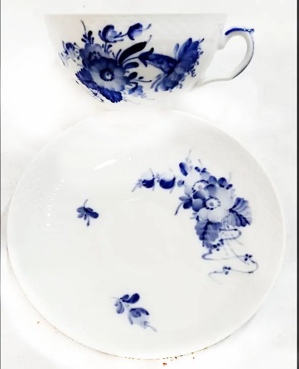 Royal Copenhagen Blue Flowers Curved Pattern Cup & Saucer - Set of 8 - 3