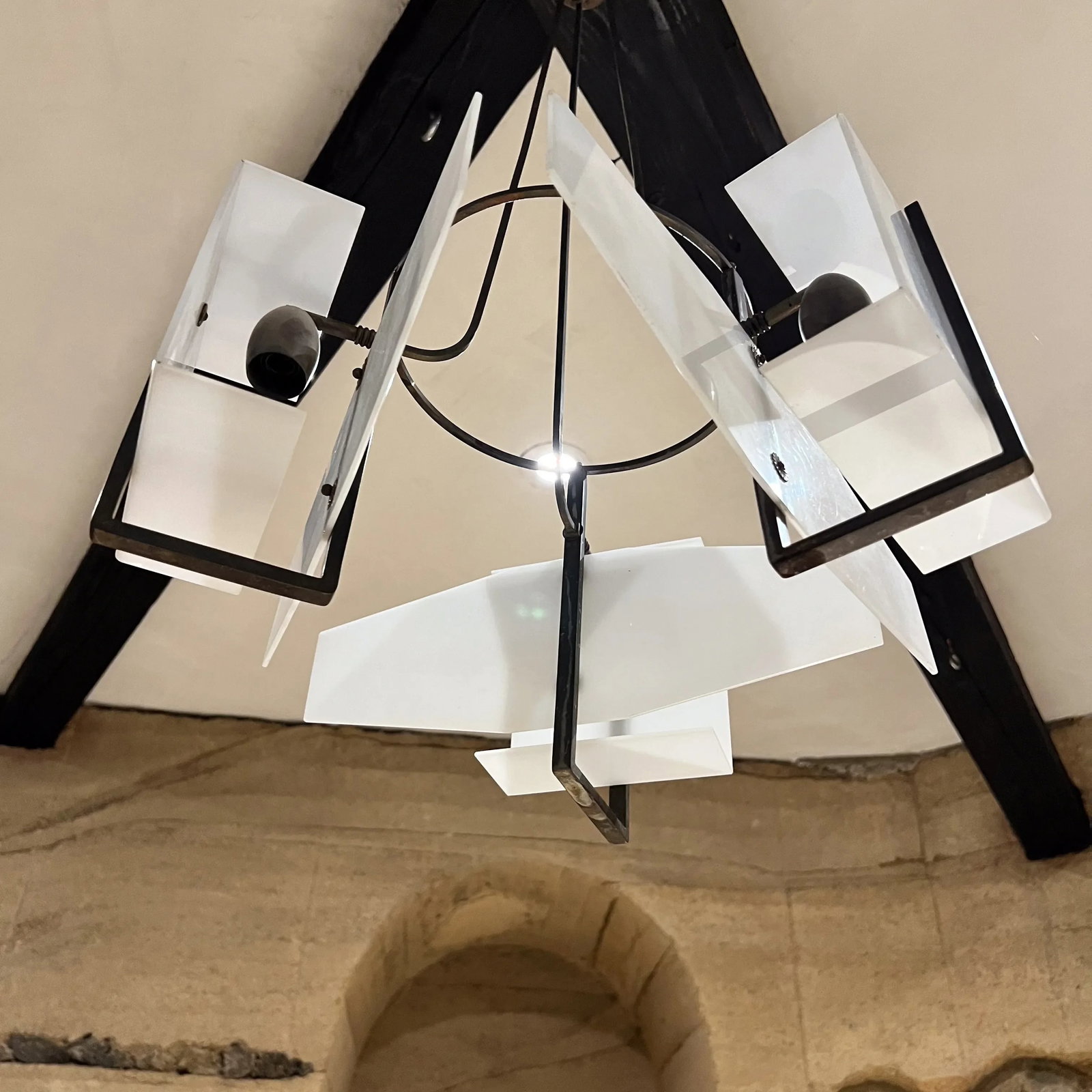 1950s Italian 3 Light Chandelier Patinated Brass Geometric Plexiglass - 2