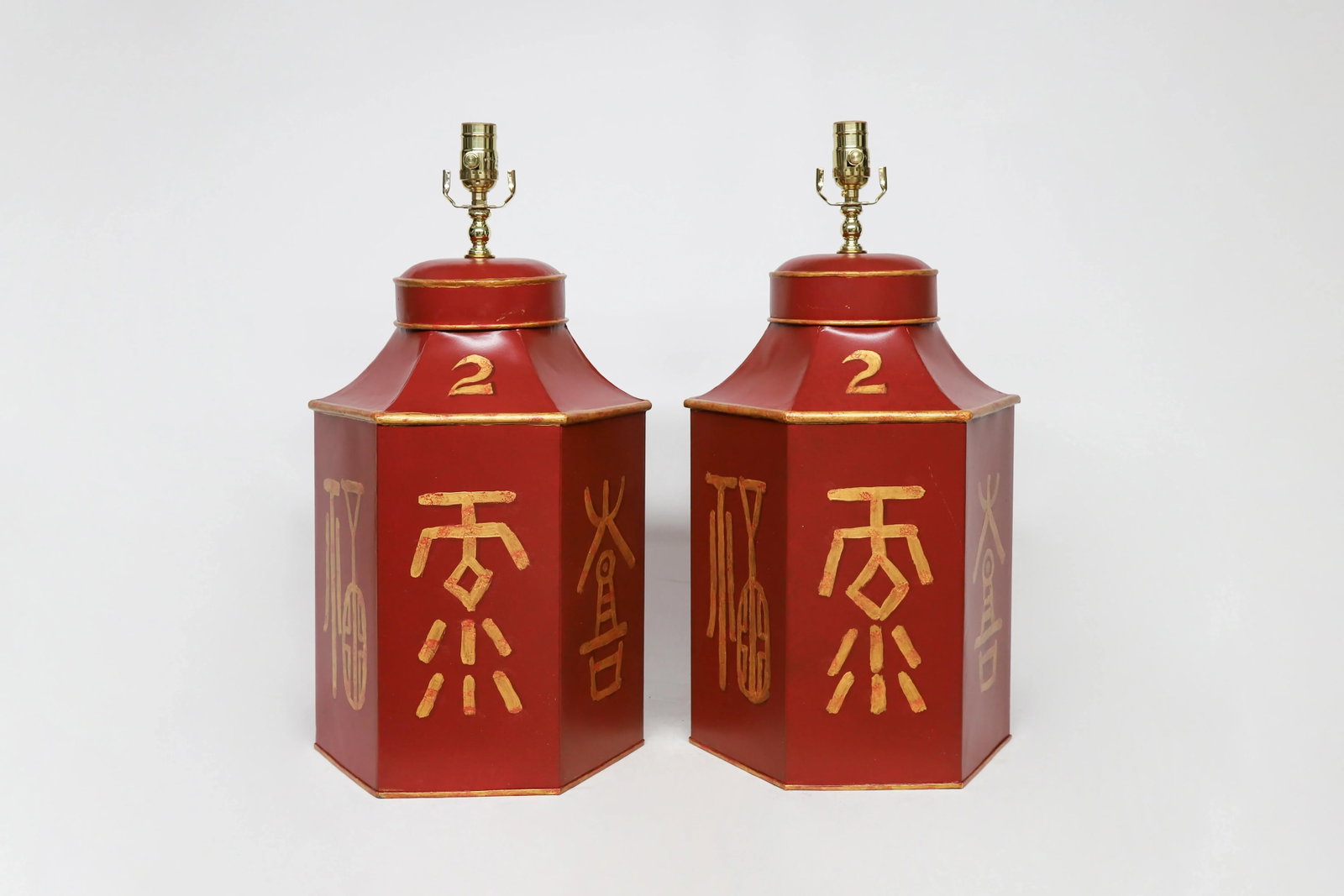 Late 20th Century Vintage Red Painted Chinese Characters Tole Tea Caddy Lamp "No.3" - 7