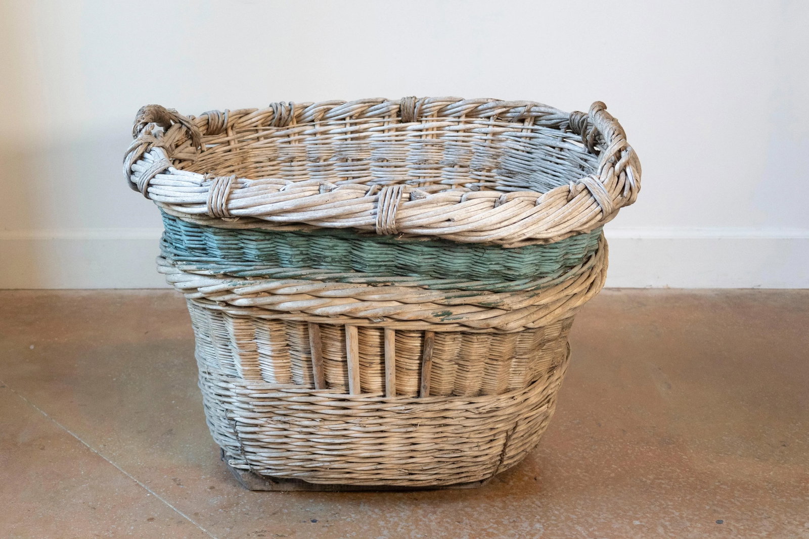 Early 20th Century French Wicker Grape Harvesting Basket - 2