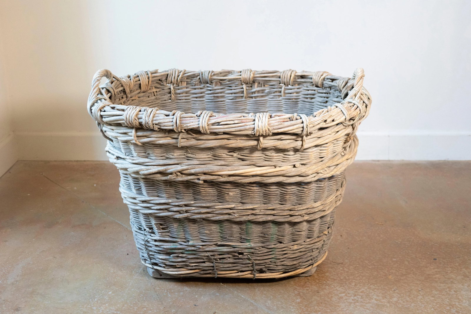 Early 20th Century French Wicker Grape Harvesting Basket - 2