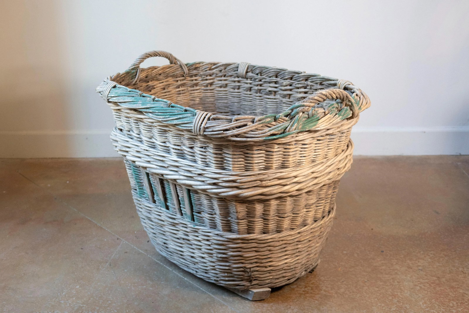 Early 20th Century French Wicker Grape Harvesting Basket - 4