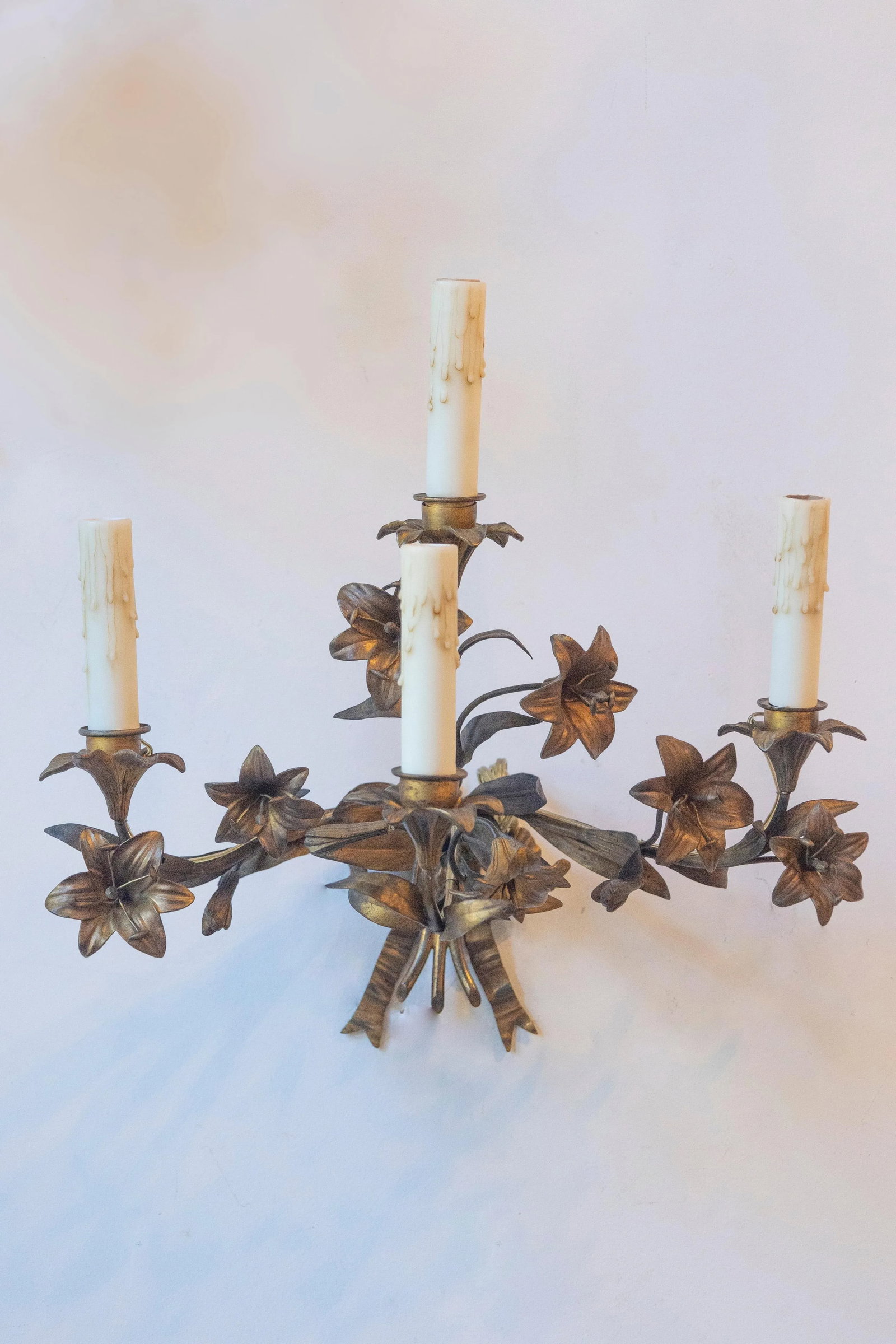 Pair of 20th Century French Gilt TÃ´le Floral Sconces - 10
