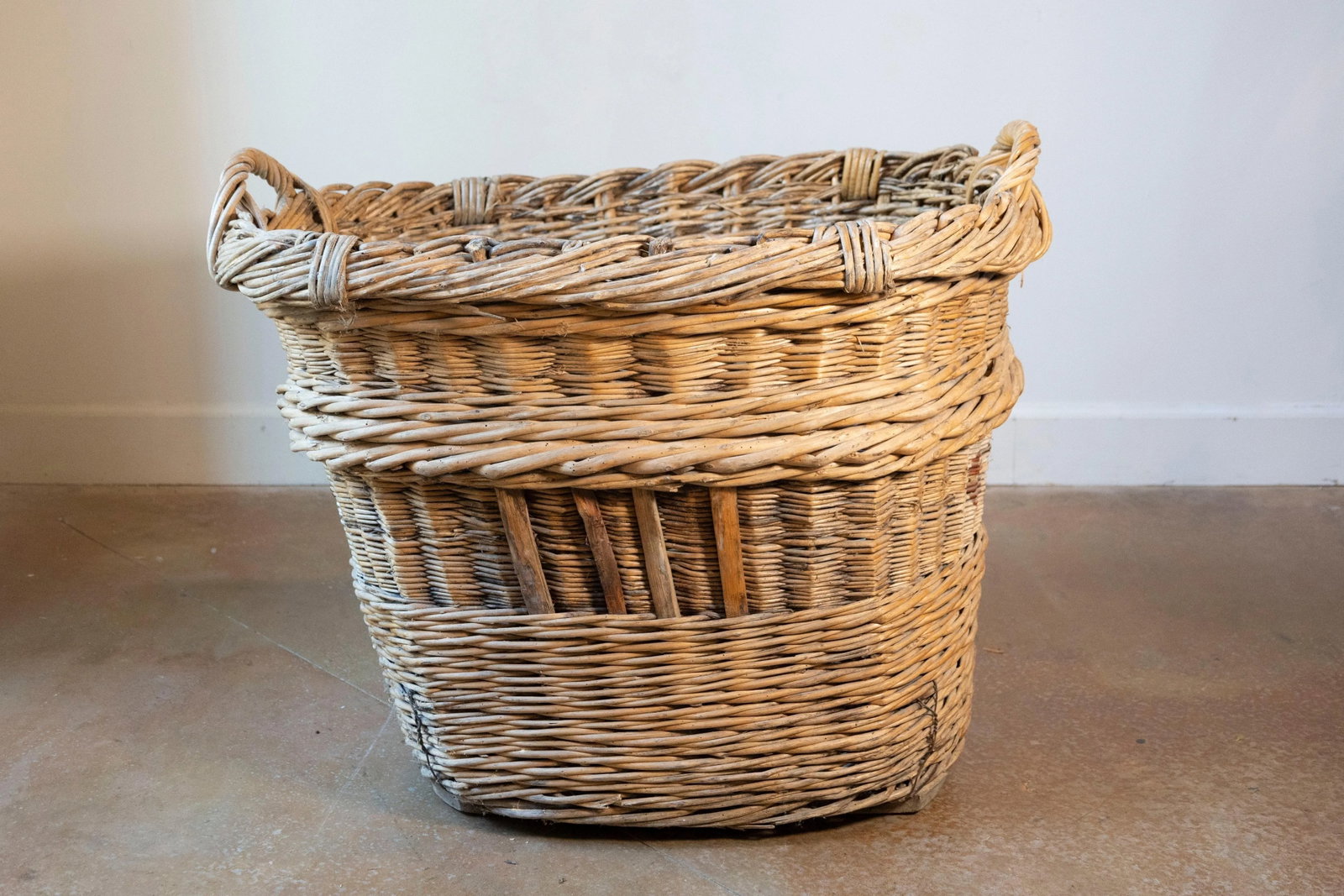 Early 20th Century French Wicker Grape Harvesting Basket - 2
