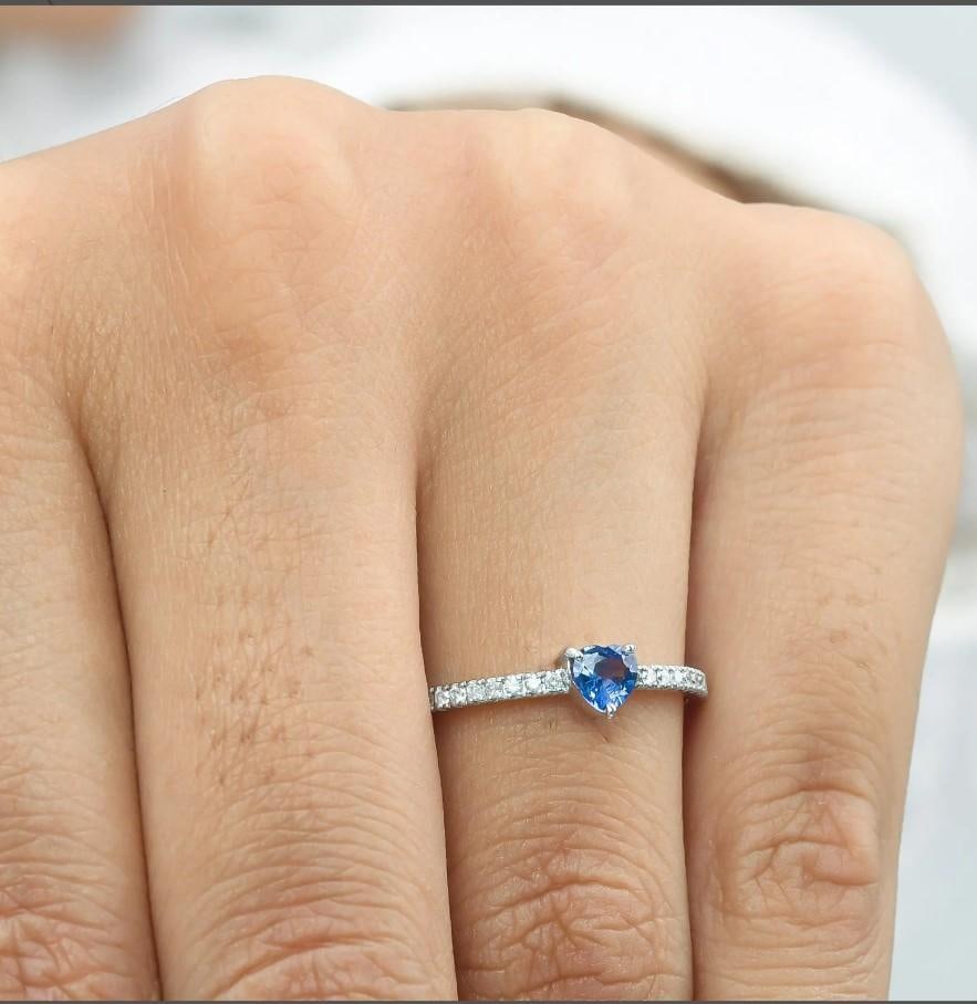 Natural 0.25 cts blue sapphire heart & 0.14 cts diamond ring in 18k gold - 3