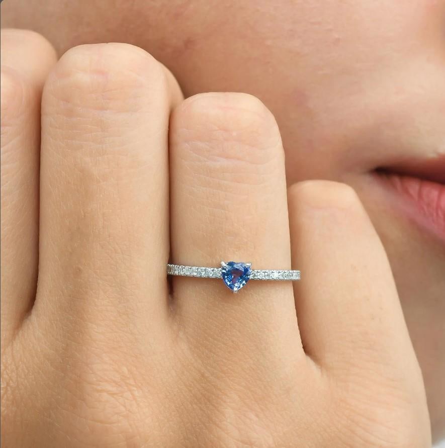 Natural 0.25 cts blue sapphire heart & 0.14 cts diamond ring in 18k gold - 8