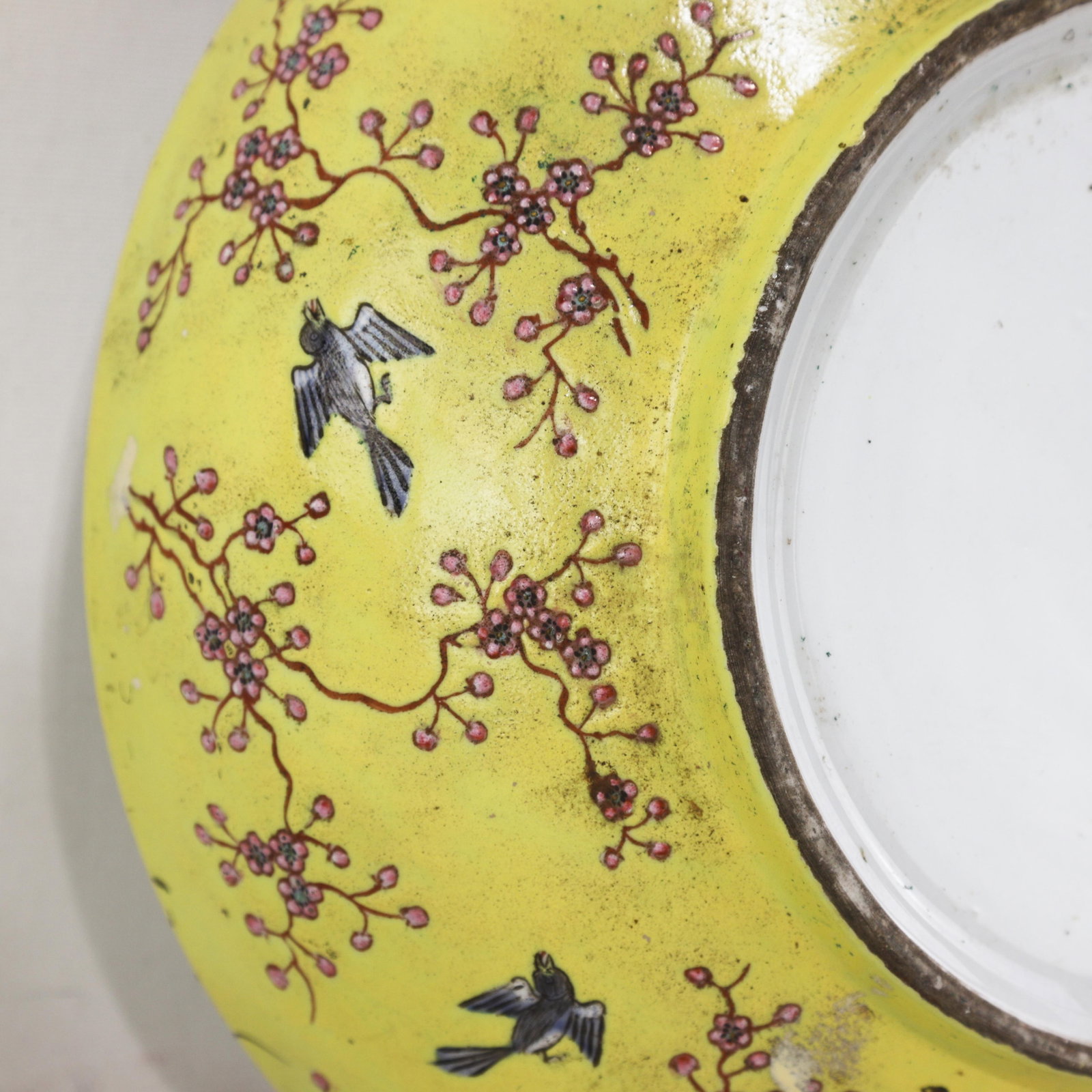 Vintage Chinese Yellow-Ground Famille Rose 'Prunus and Magpie' Porcelain Covered Box - 10