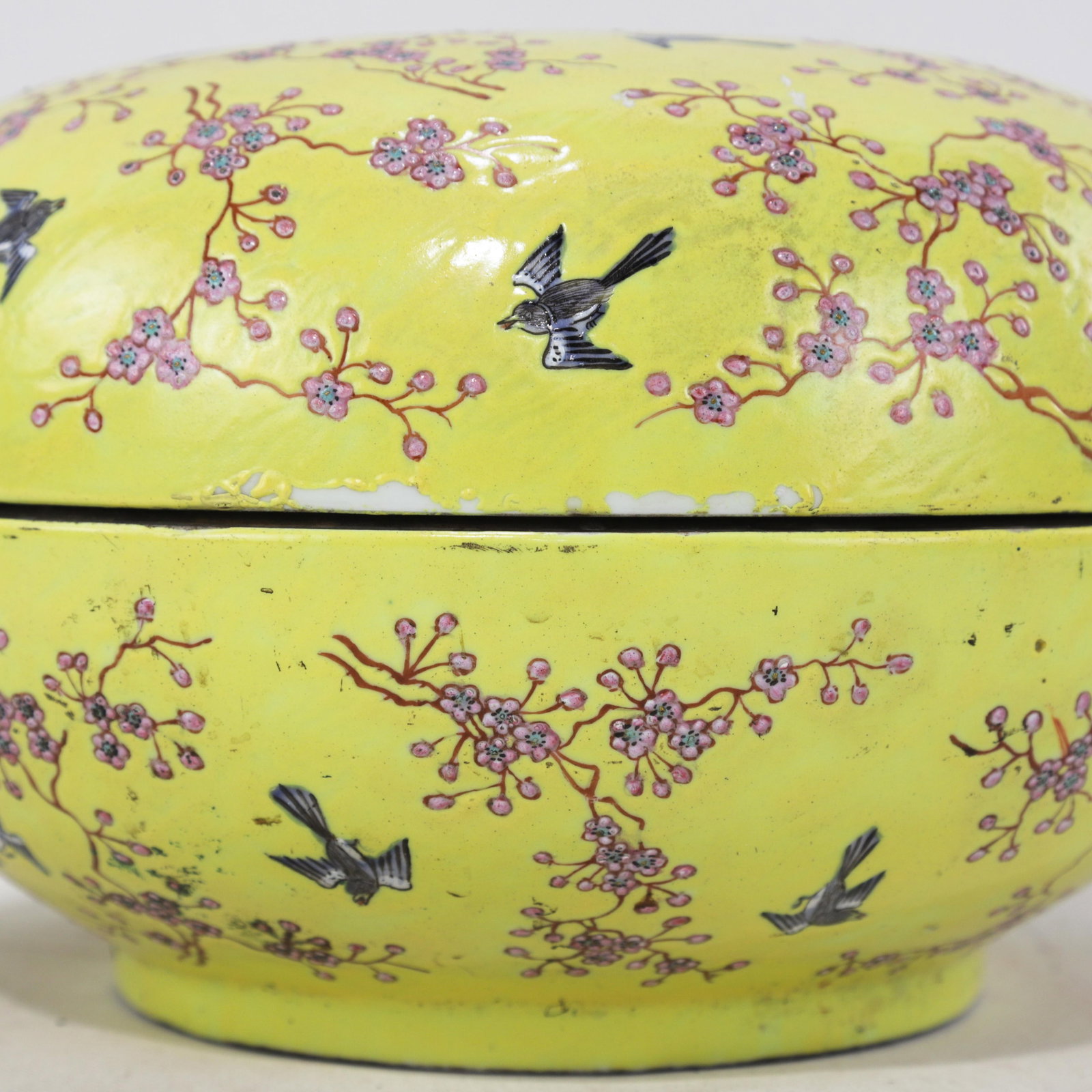 Vintage Chinese Yellow-Ground Famille Rose 'Prunus and Magpie' Porcelain Covered Box - 11