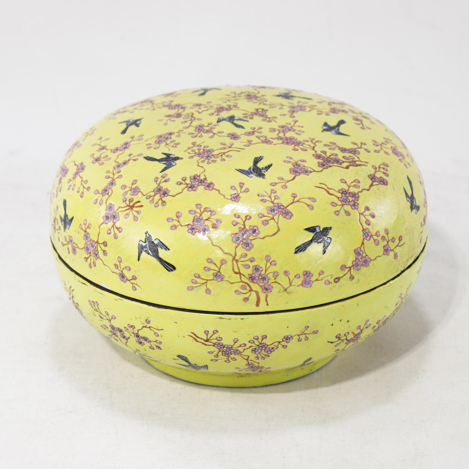 Vintage Chinese Yellow-Ground Famille Rose 'Prunus and Magpie' Porcelain Covered Box - 13