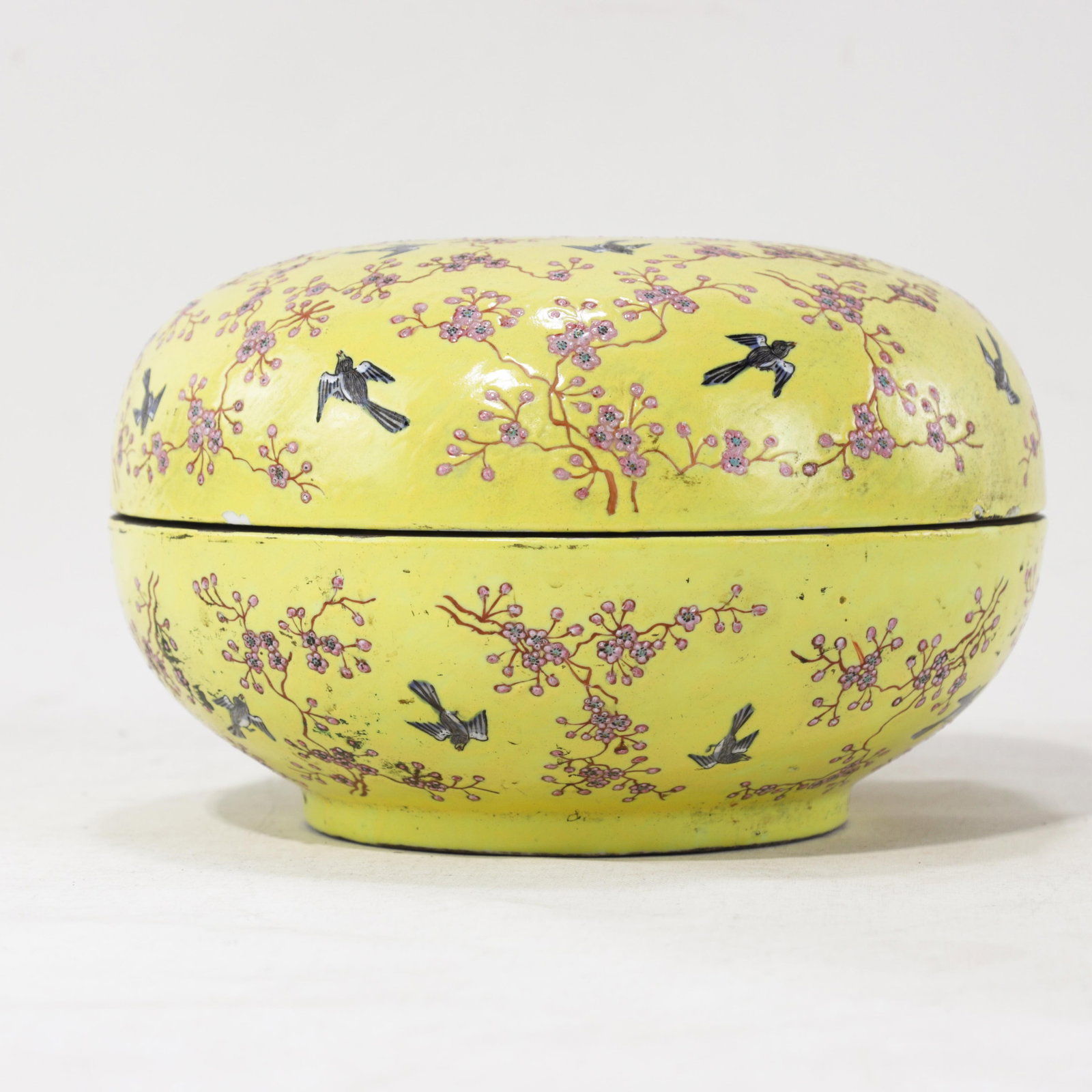 Vintage Chinese Yellow-Ground Famille Rose 'Prunus and Magpie' Porcelain Covered Box - 2