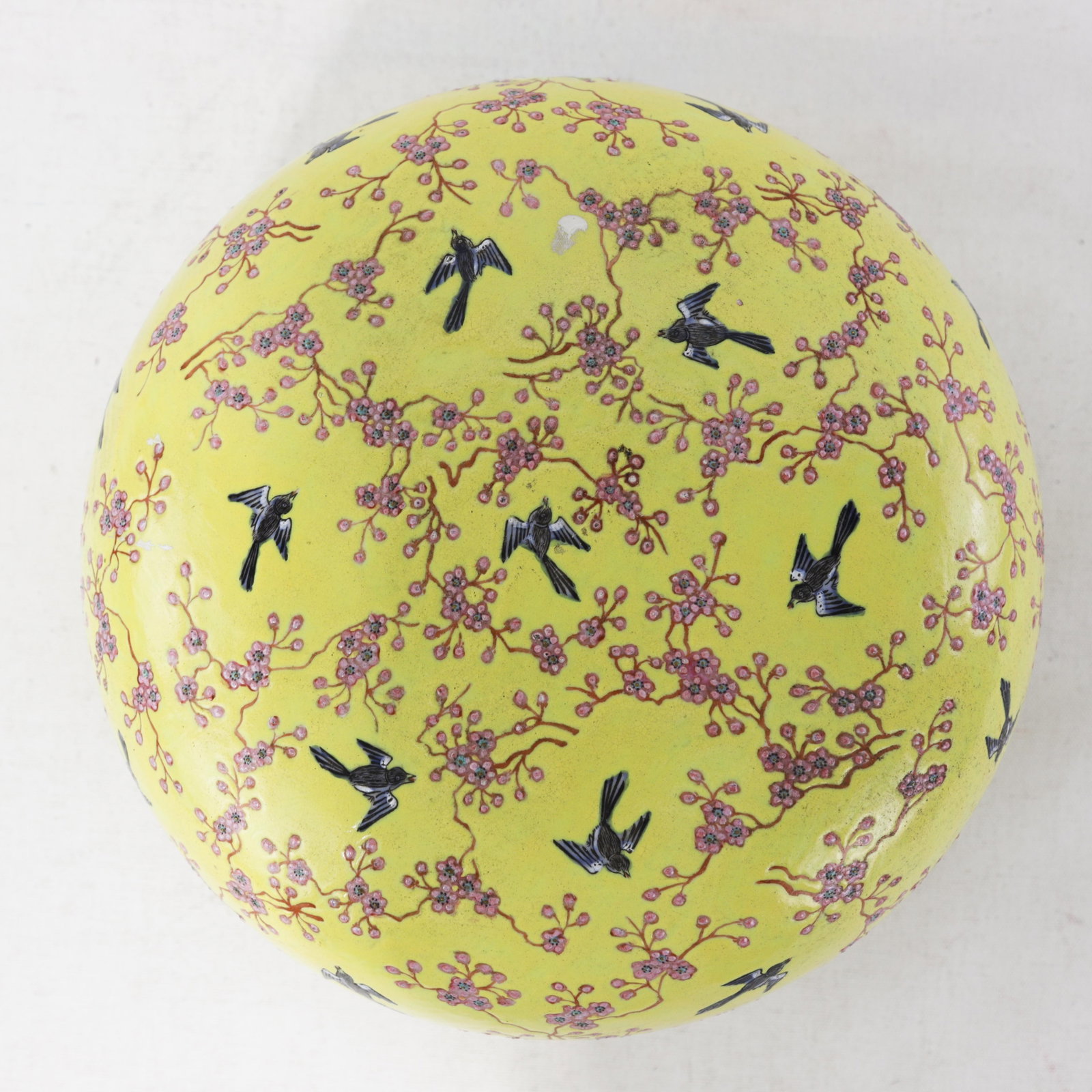 Vintage Chinese Yellow-Ground Famille Rose 'Prunus and Magpie' Porcelain Covered Box - 3