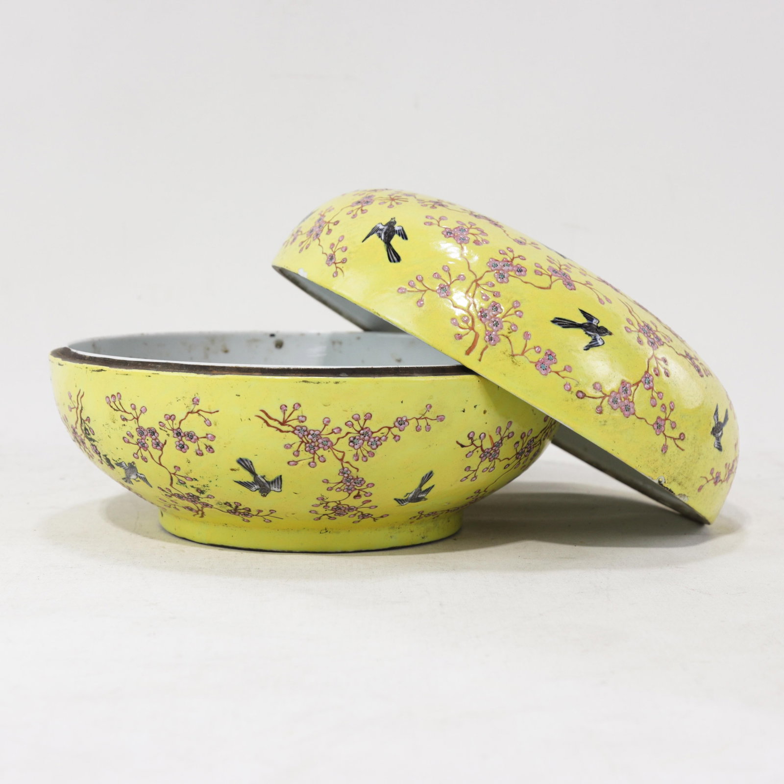 Vintage Chinese Yellow-Ground Famille Rose 'Prunus and Magpie' Porcelain Covered Box - 4