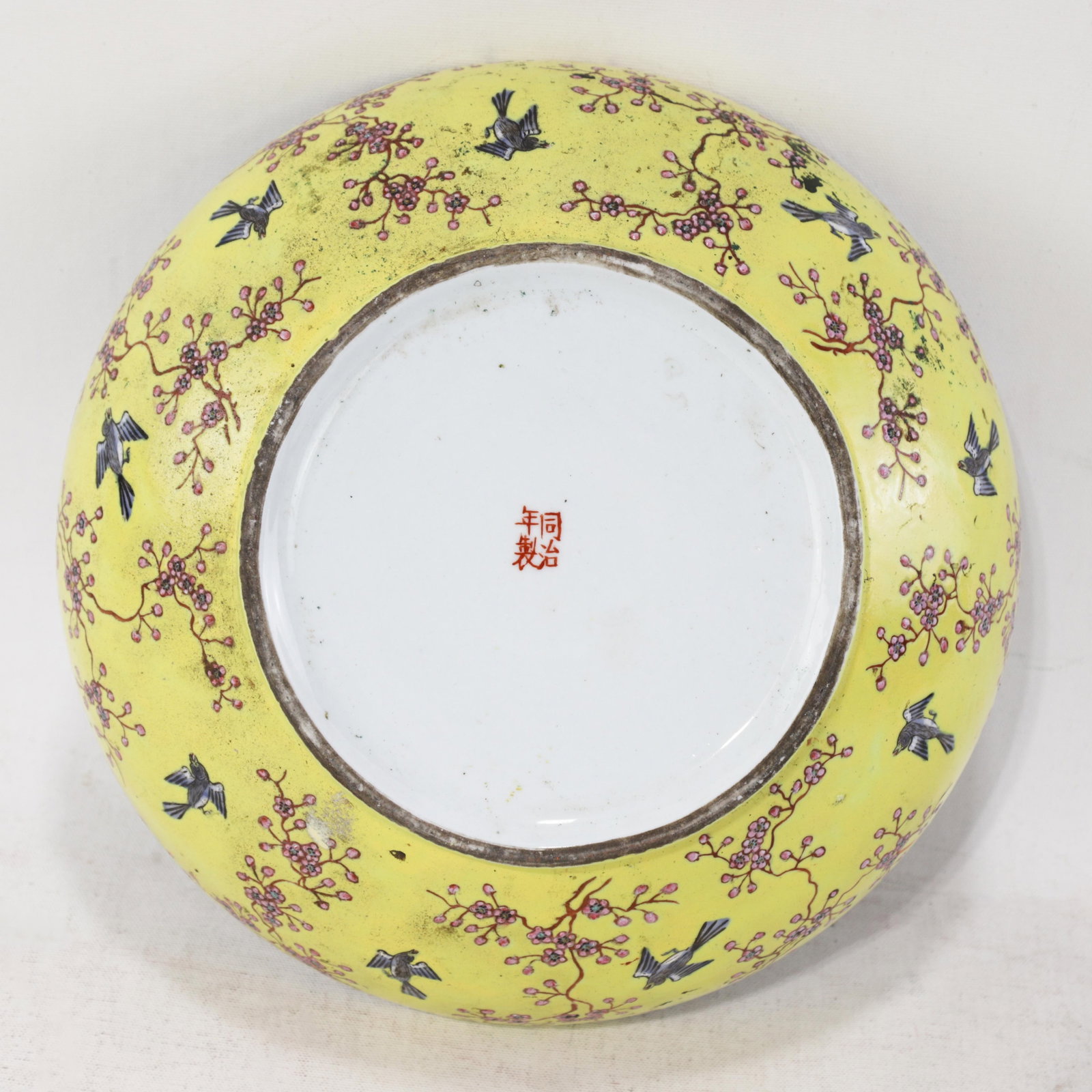 Vintage Chinese Yellow-Ground Famille Rose 'Prunus and Magpie' Porcelain Covered Box - 5