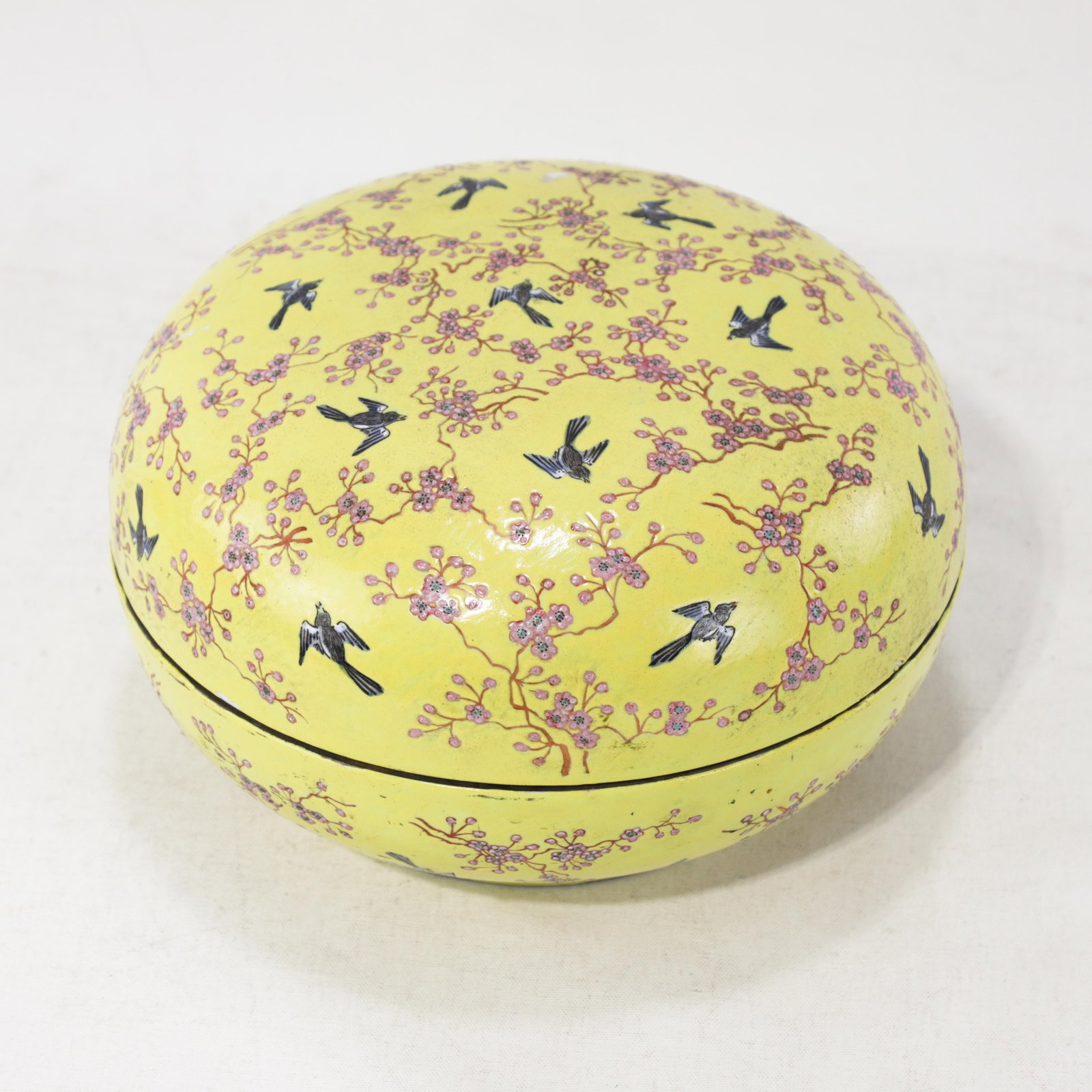 Vintage Chinese Yellow-Ground Famille Rose 'Prunus and Magpie' Porcelain Covered Box - 6