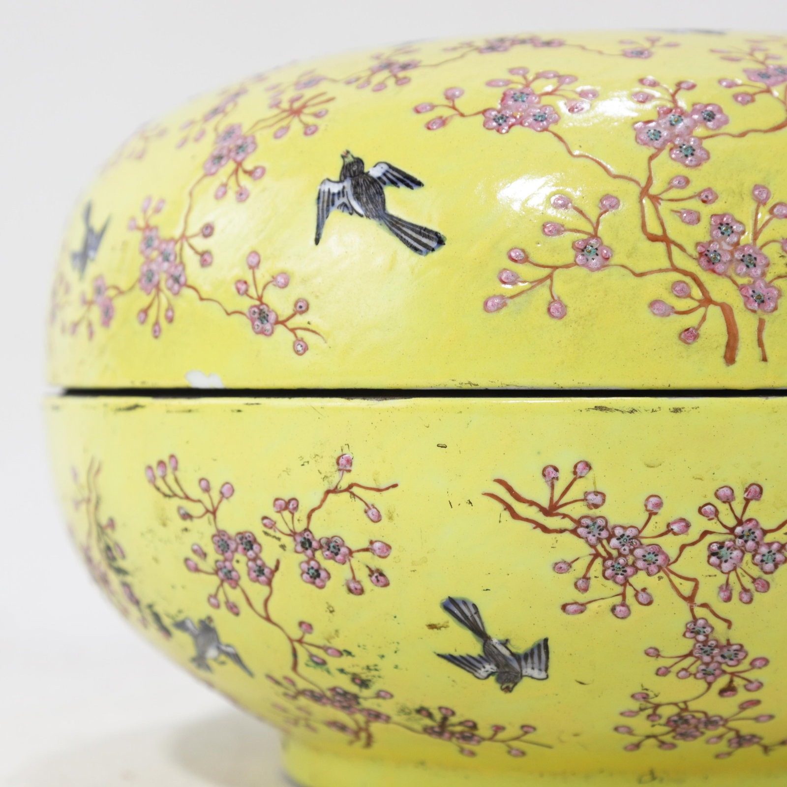 Vintage Chinese Yellow-Ground Famille Rose 'Prunus and Magpie' Porcelain Covered Box - 7