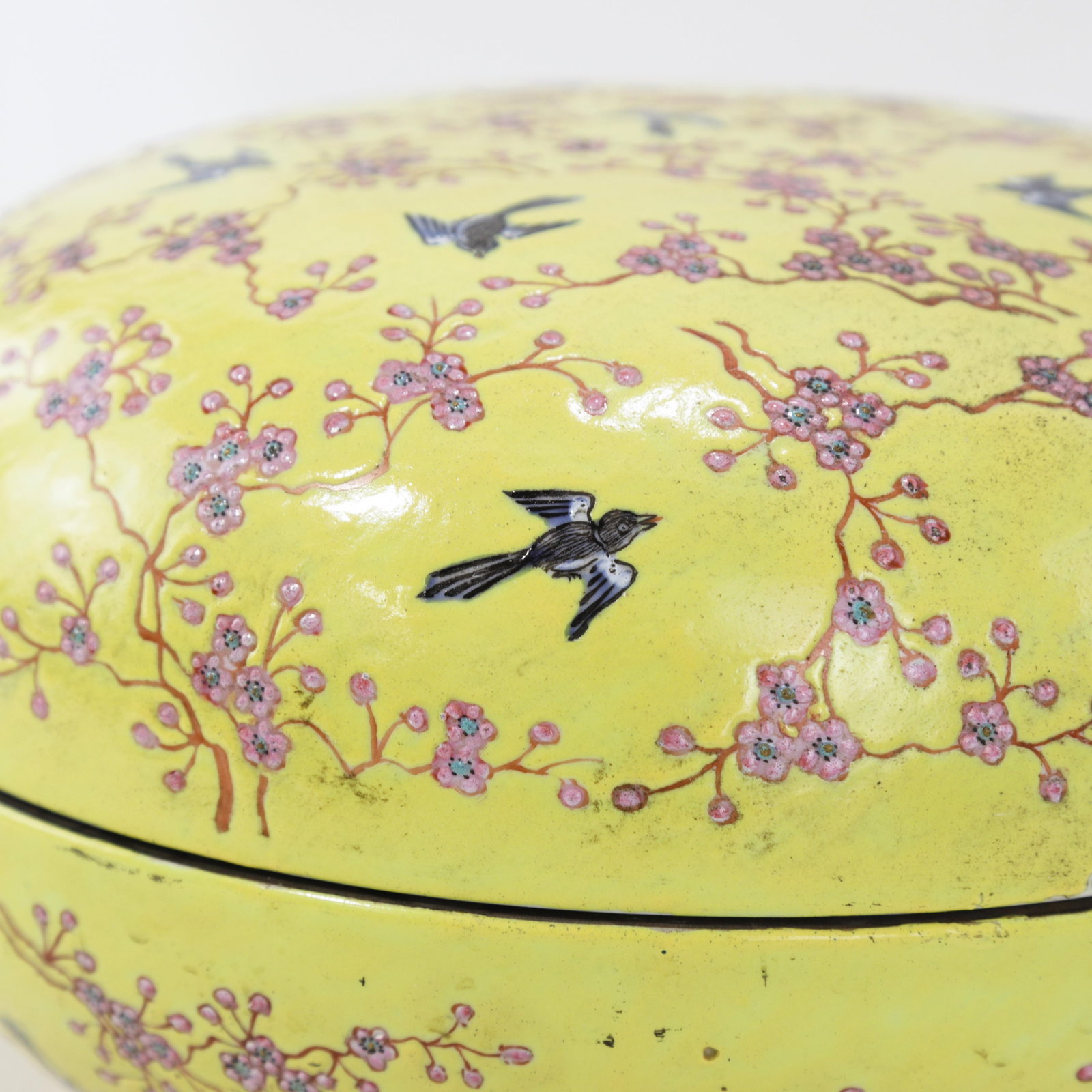 Vintage Chinese Yellow-Ground Famille Rose 'Prunus and Magpie' Porcelain Covered Box - 8