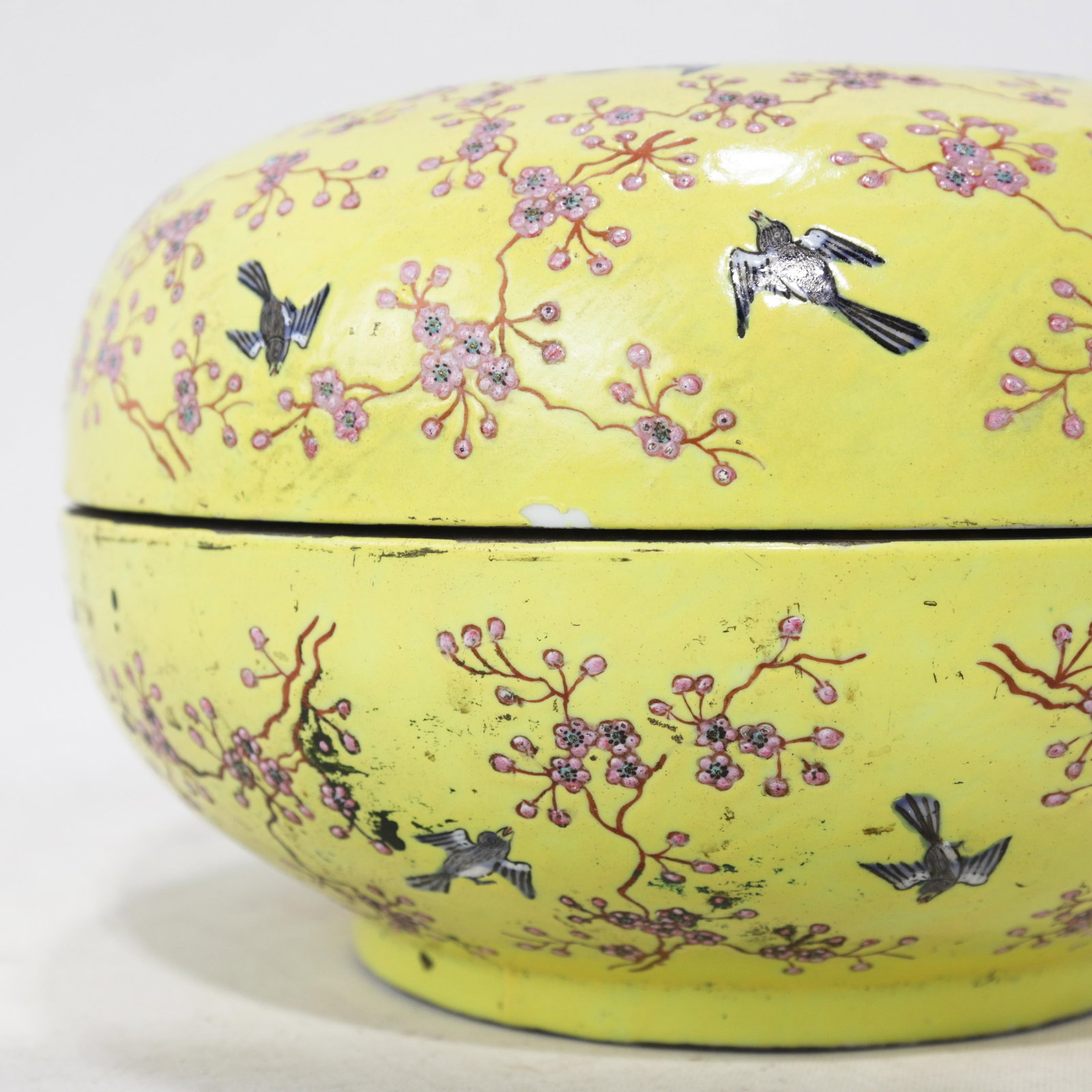 Vintage Chinese Yellow-Ground Famille Rose 'Prunus and Magpie' Porcelain Covered Box - 9