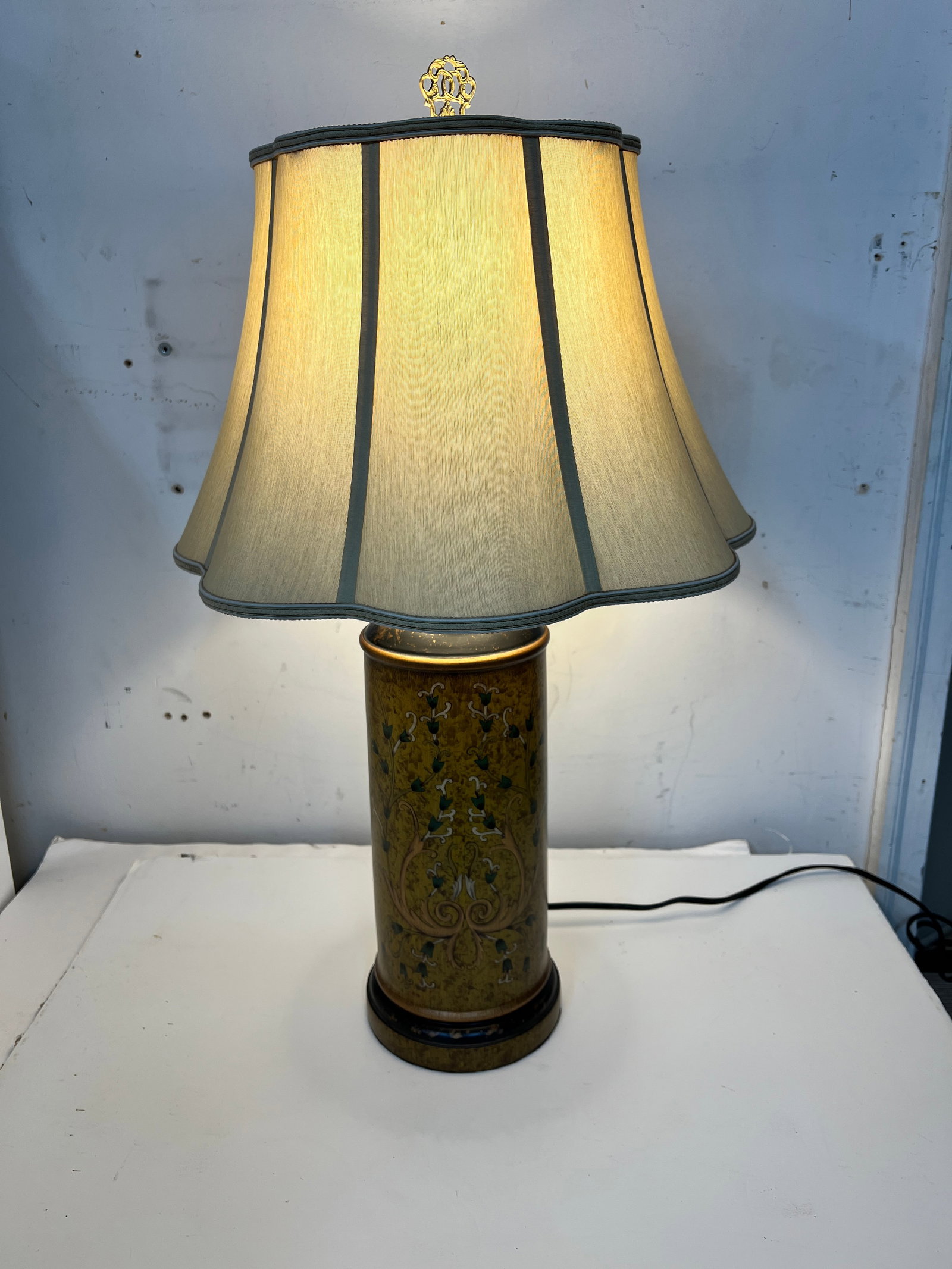 Vintage Wildwood Hand Painted Italian Toile Design Lamp, Original Scalloped Edge Shade - 8